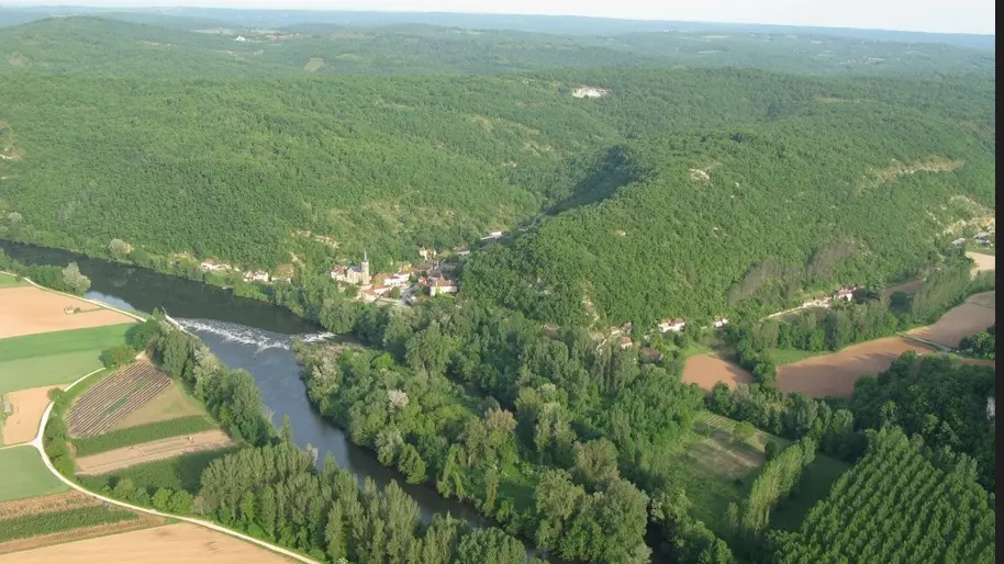 CREGOLS dans son écrin de verdure au bord du Lot