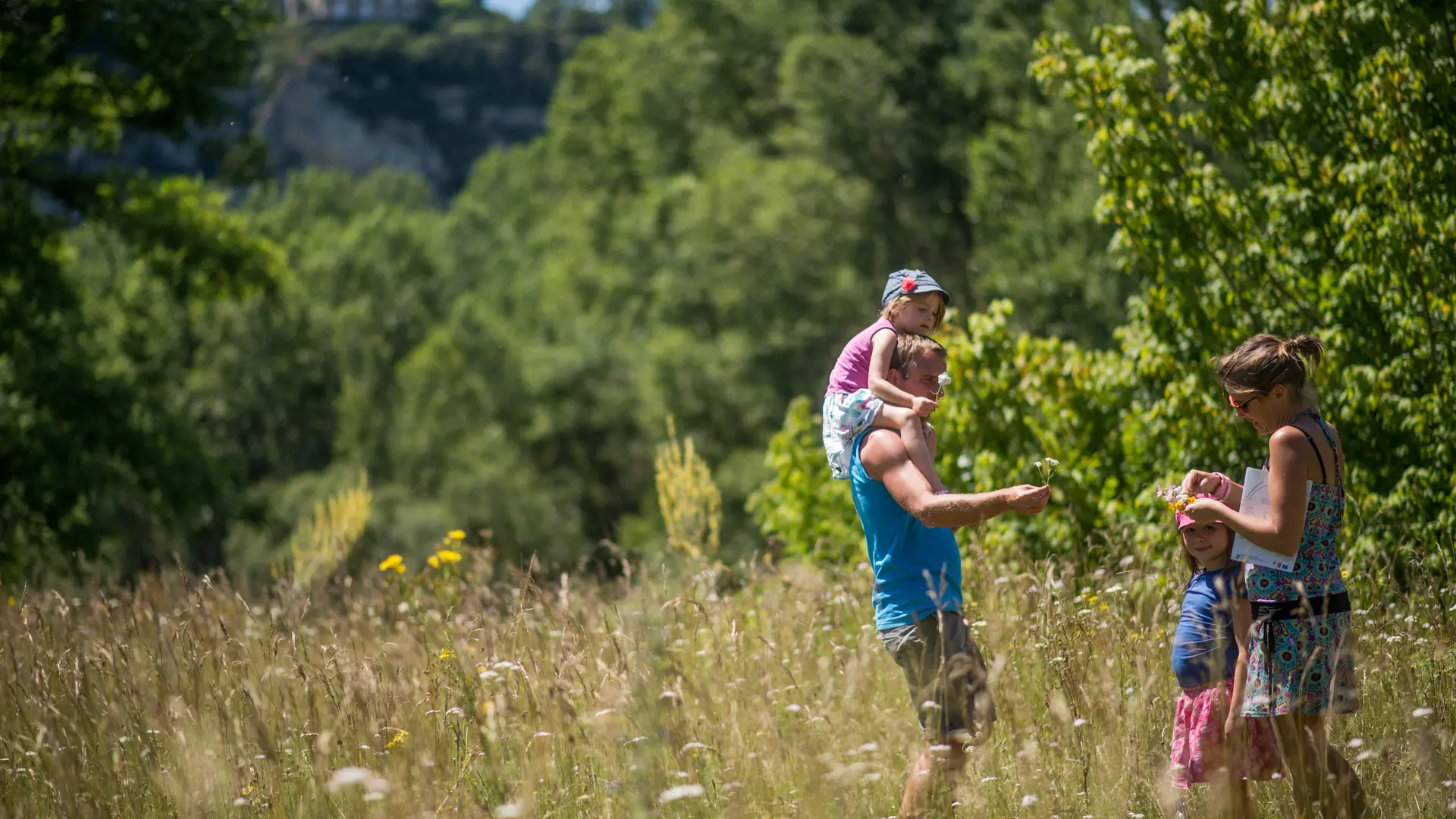 Cueillette de fleurs sauvages - ENS de Floirac_06 © Lot Tourisme - C. ORY