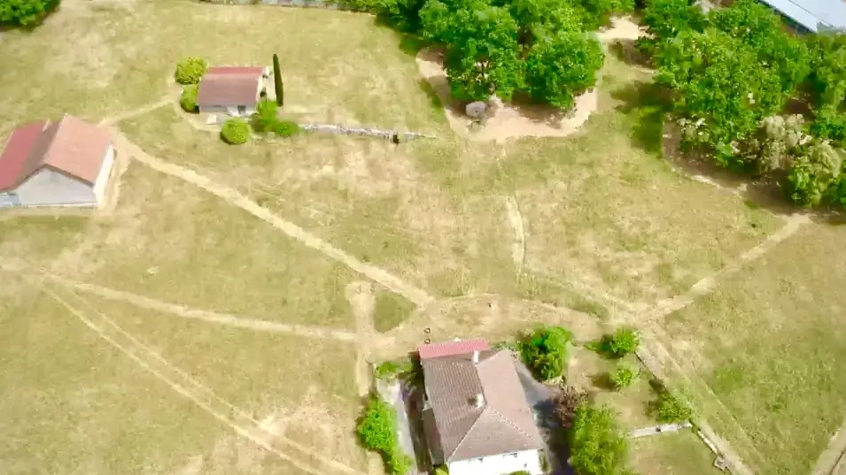 Maison bordée de 2 hectares de terrain