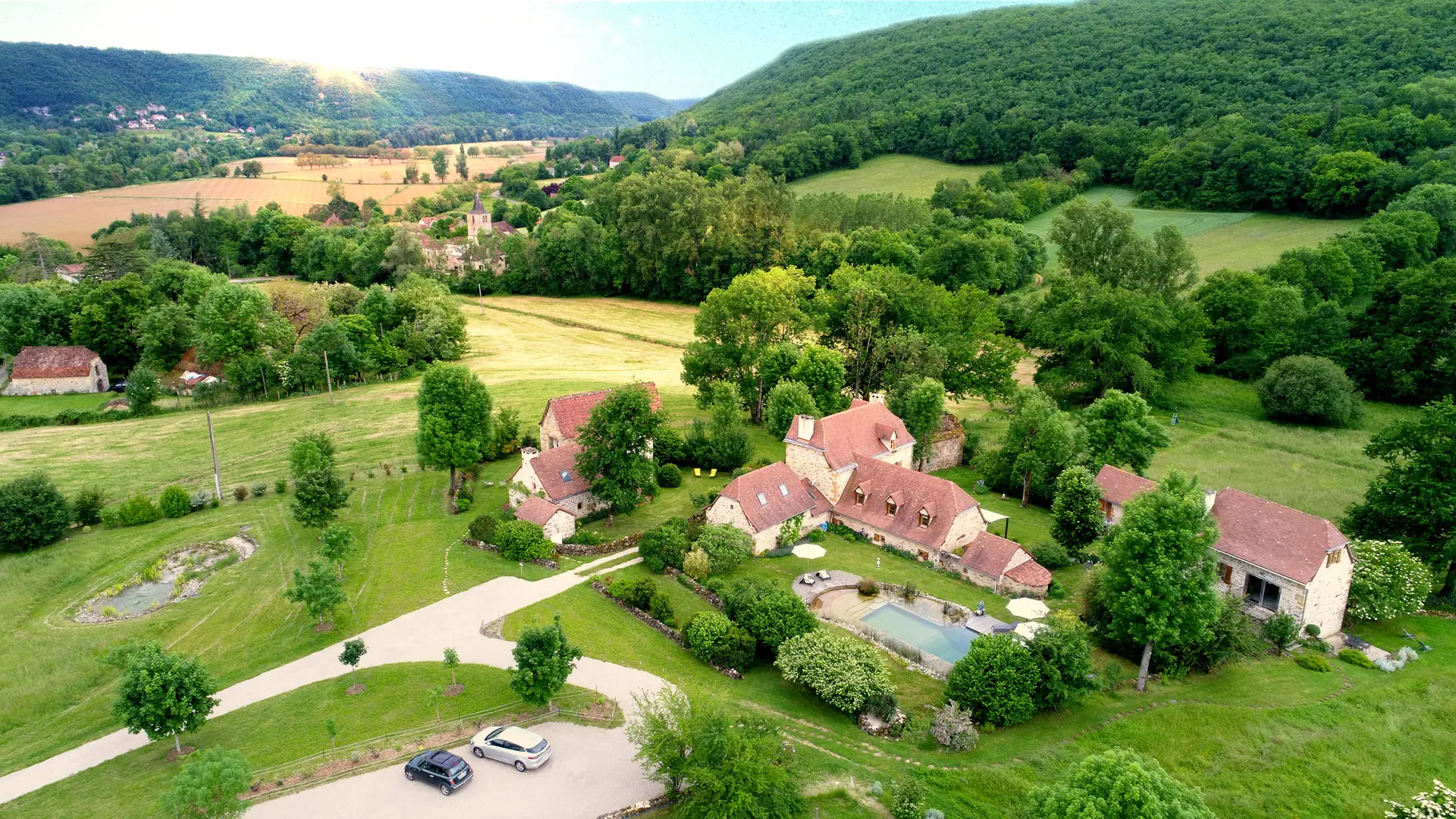 le gîte se situe à gauche de la photo