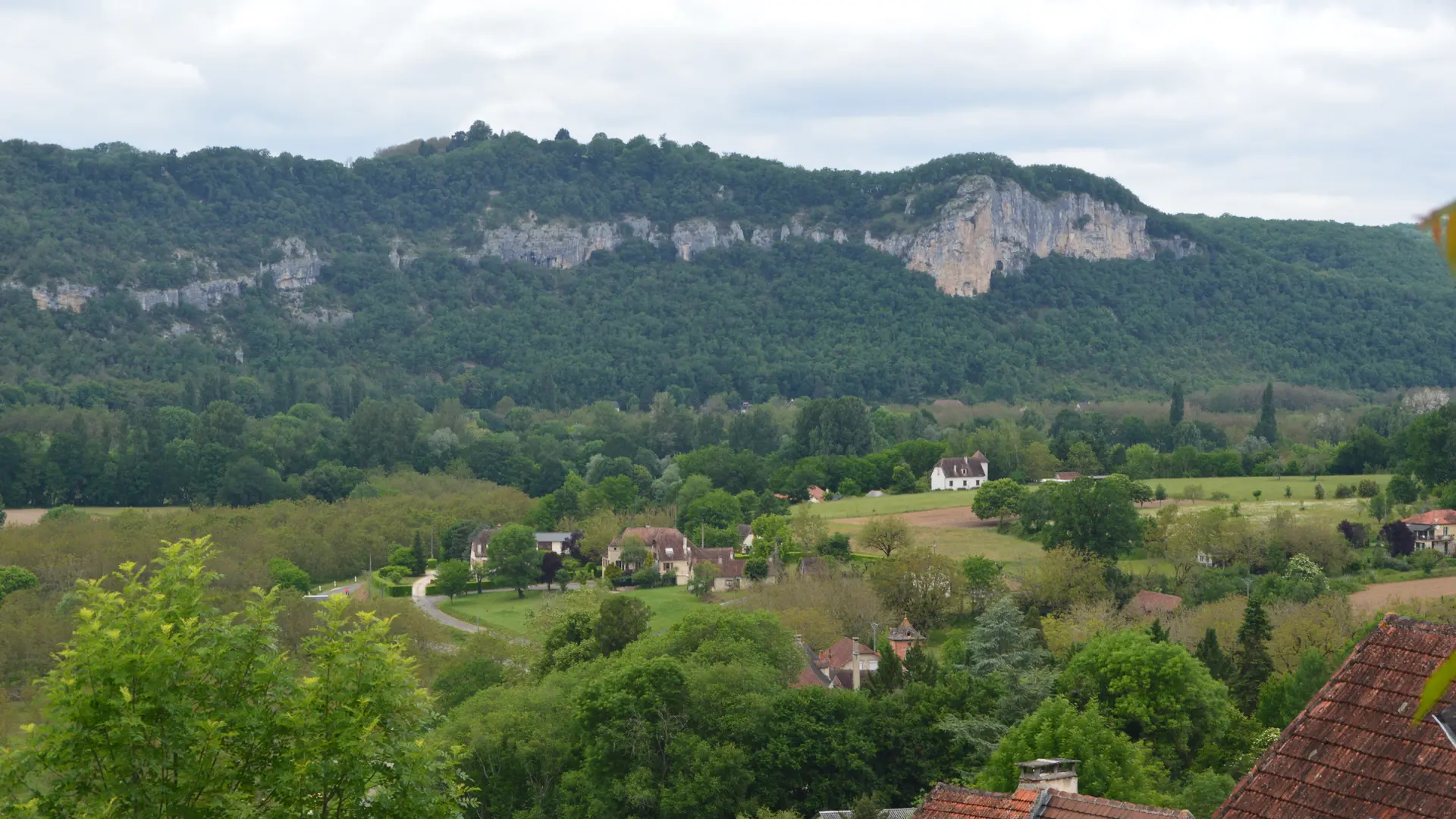 vue du bas du village et de la vallée de la DordogneDSC_0077