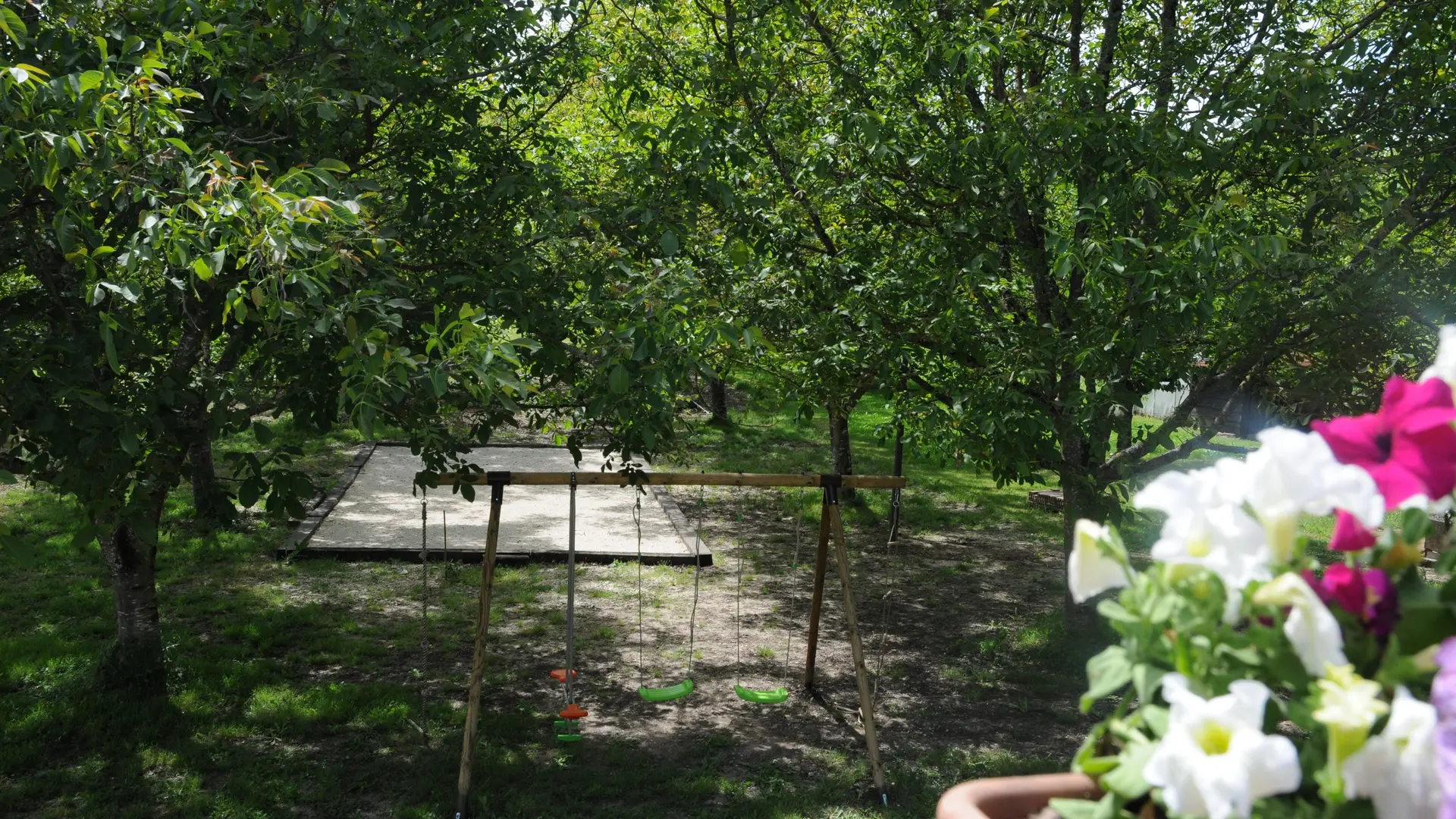 jeux pour enfants et terrain de pétanque