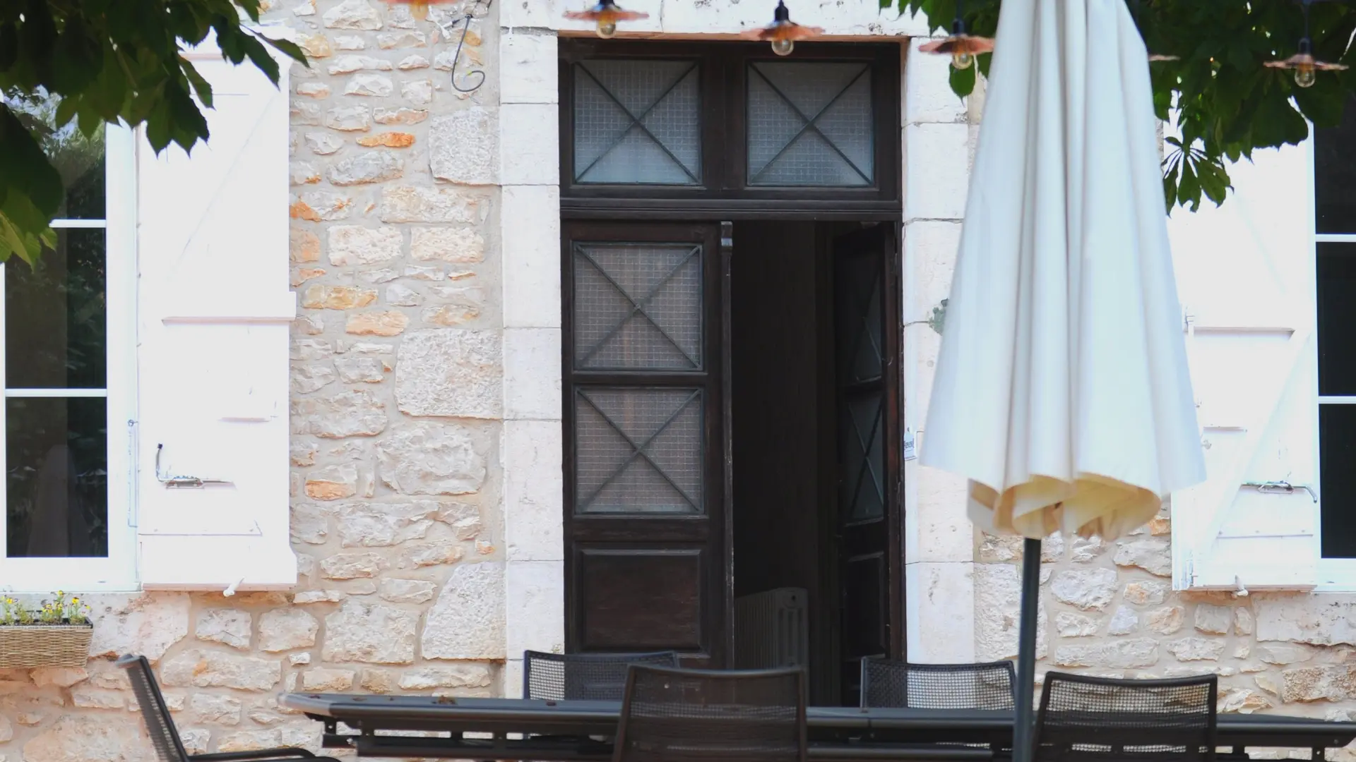 Table d'extérieur au milieu du jardin