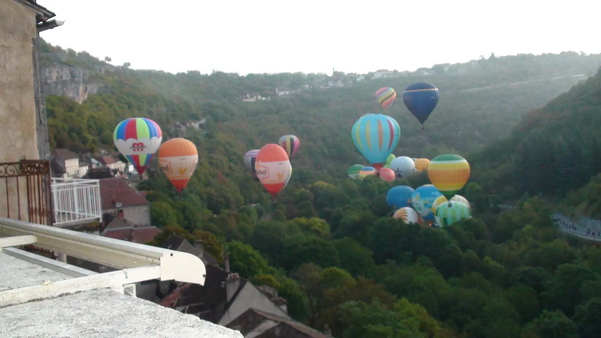 Montgolfières prenant l'envol à Rocamadour