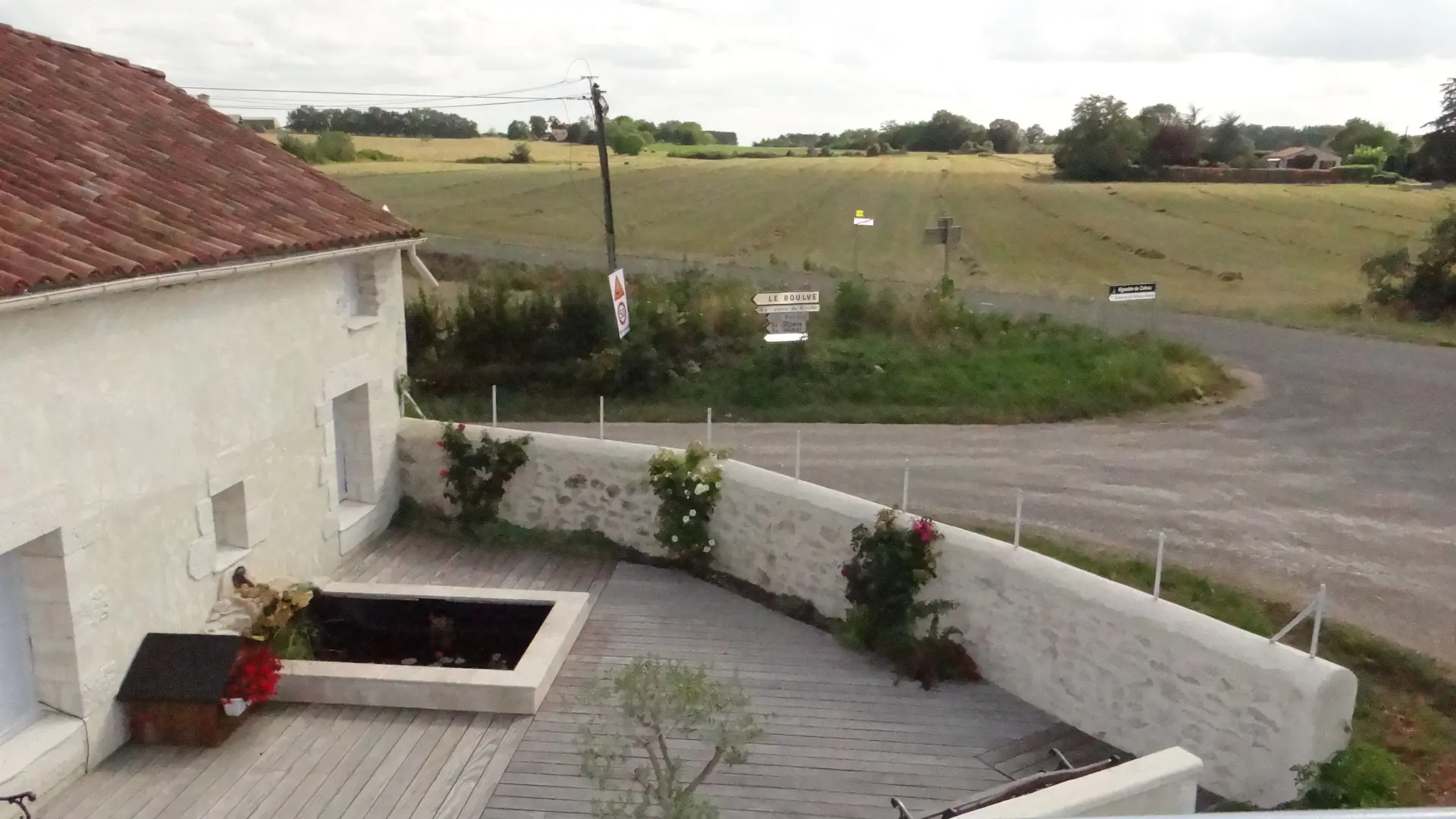 Vue depuis la terrase sur le bassin