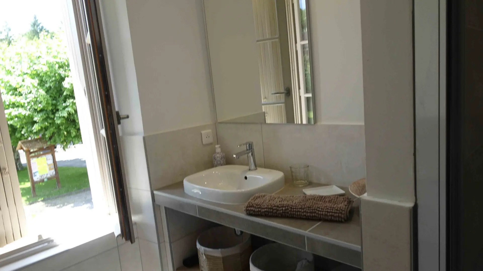 DSC02839-scaled.jpg salle de bain grande chambre