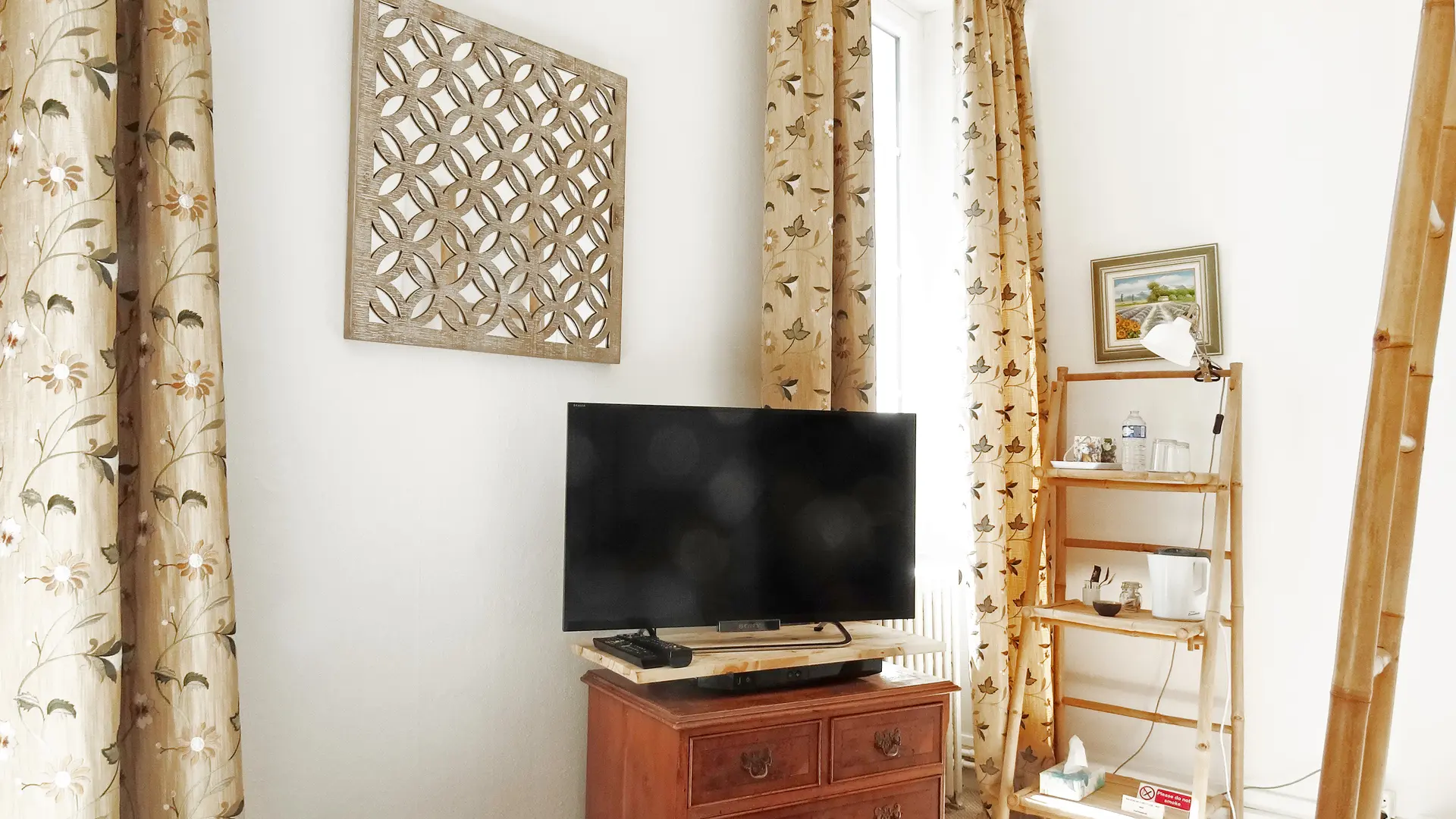 Chambre Fleurie TV