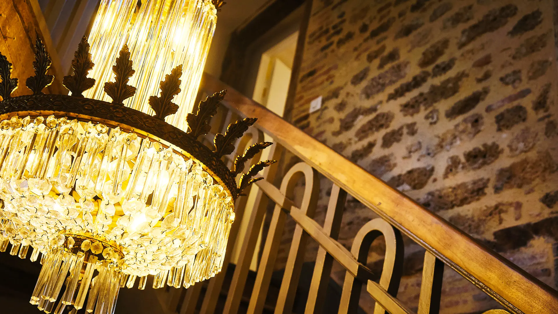 Lustre dans les escaliers