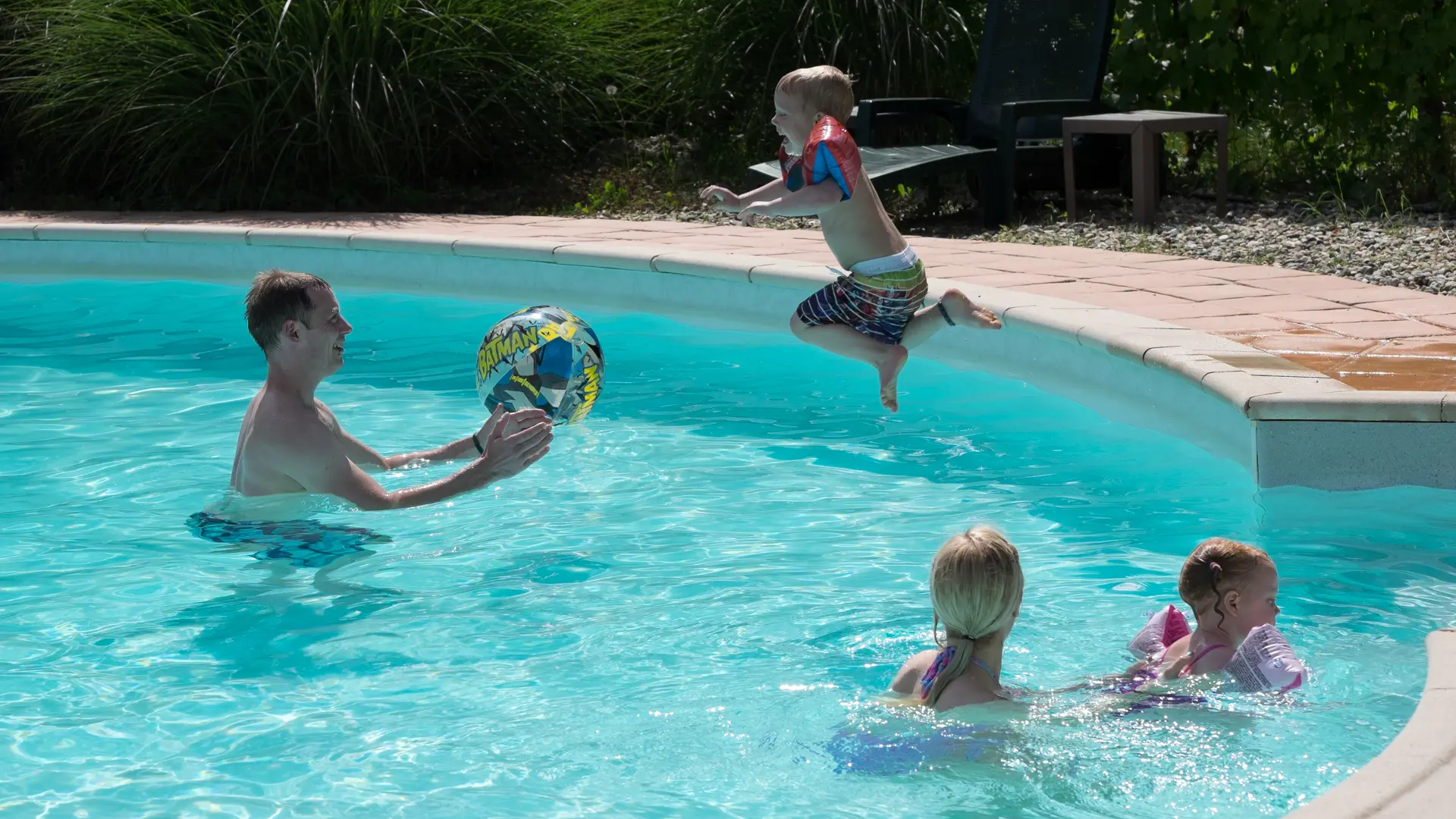 S'amuser dans la piscine