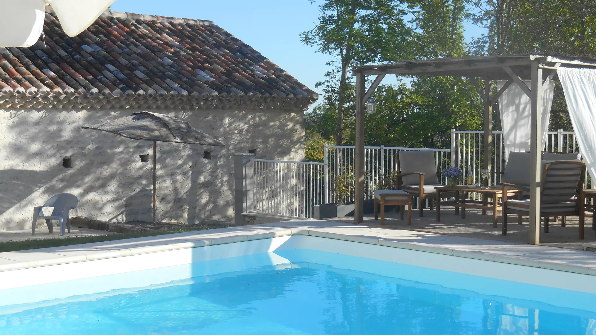 Piscine commune 10x5 clôturée et plusieurs espaces détente