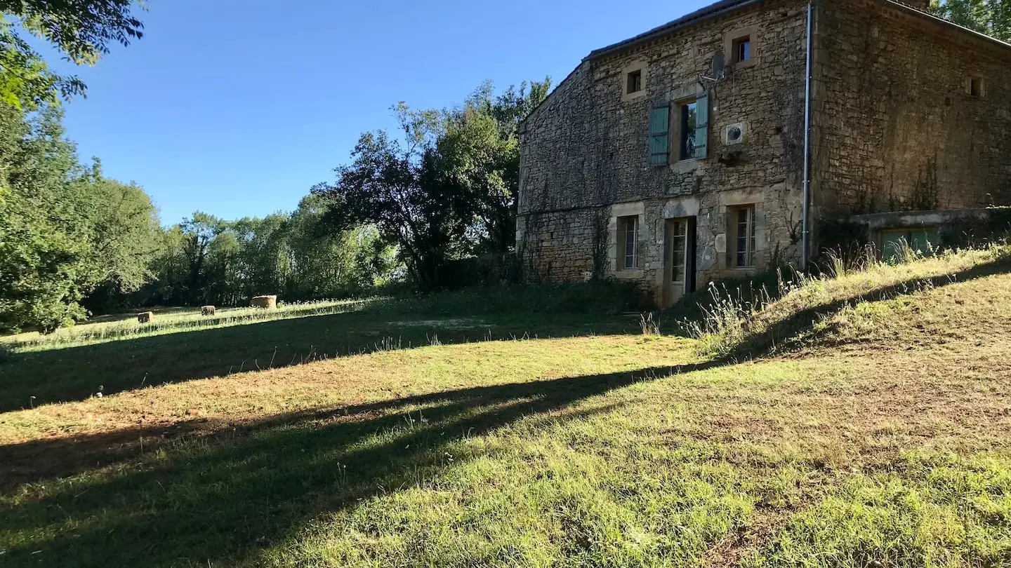 Devant du gite, une table et des chaises seront à votre disposition.
