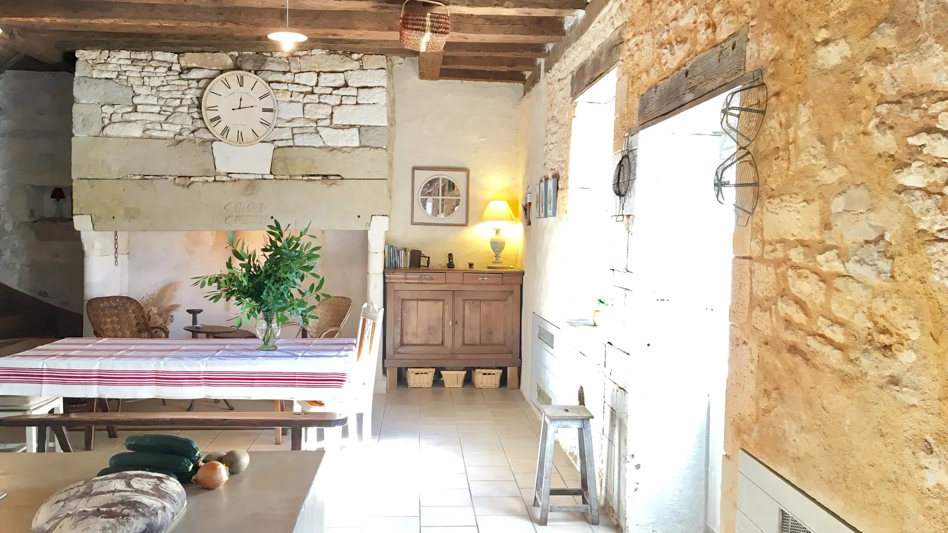 Salle à manger avec cheminée de poêle à granules