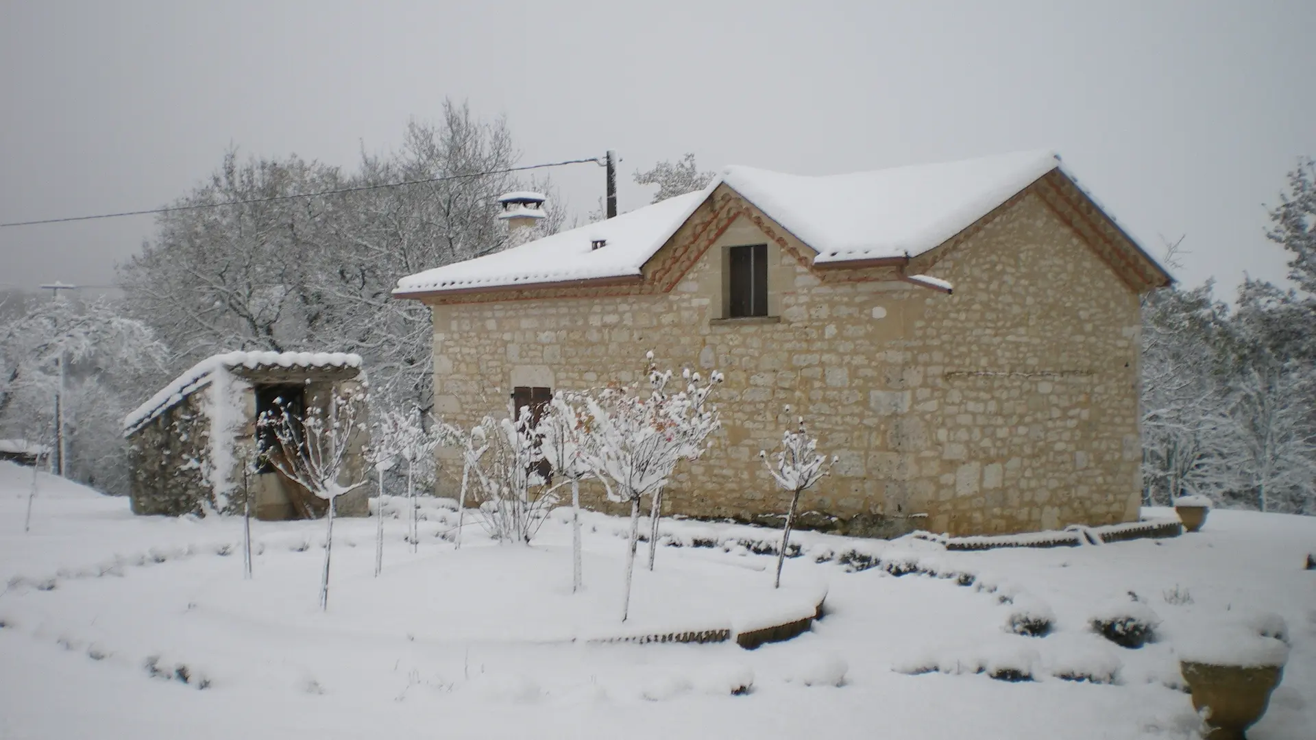 L’arrière du gîte en hiver