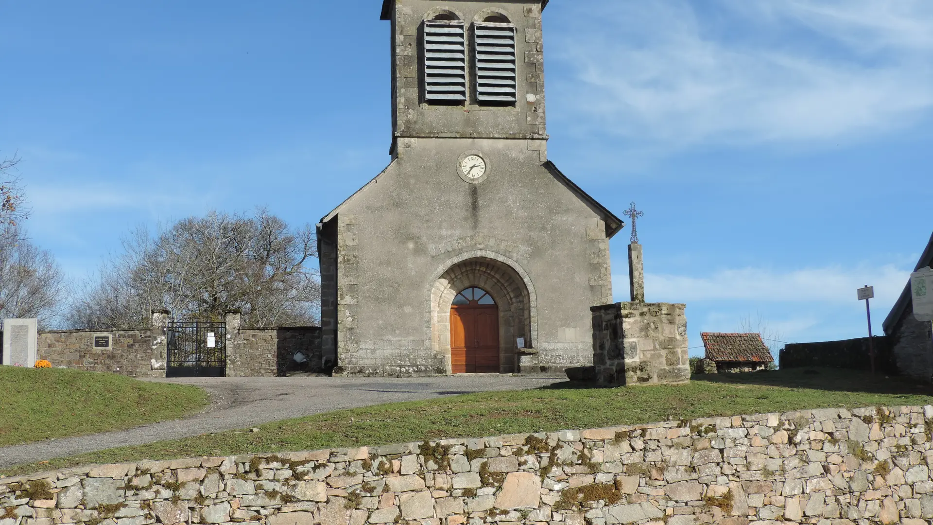 Eglise et cimetière de Ménoire