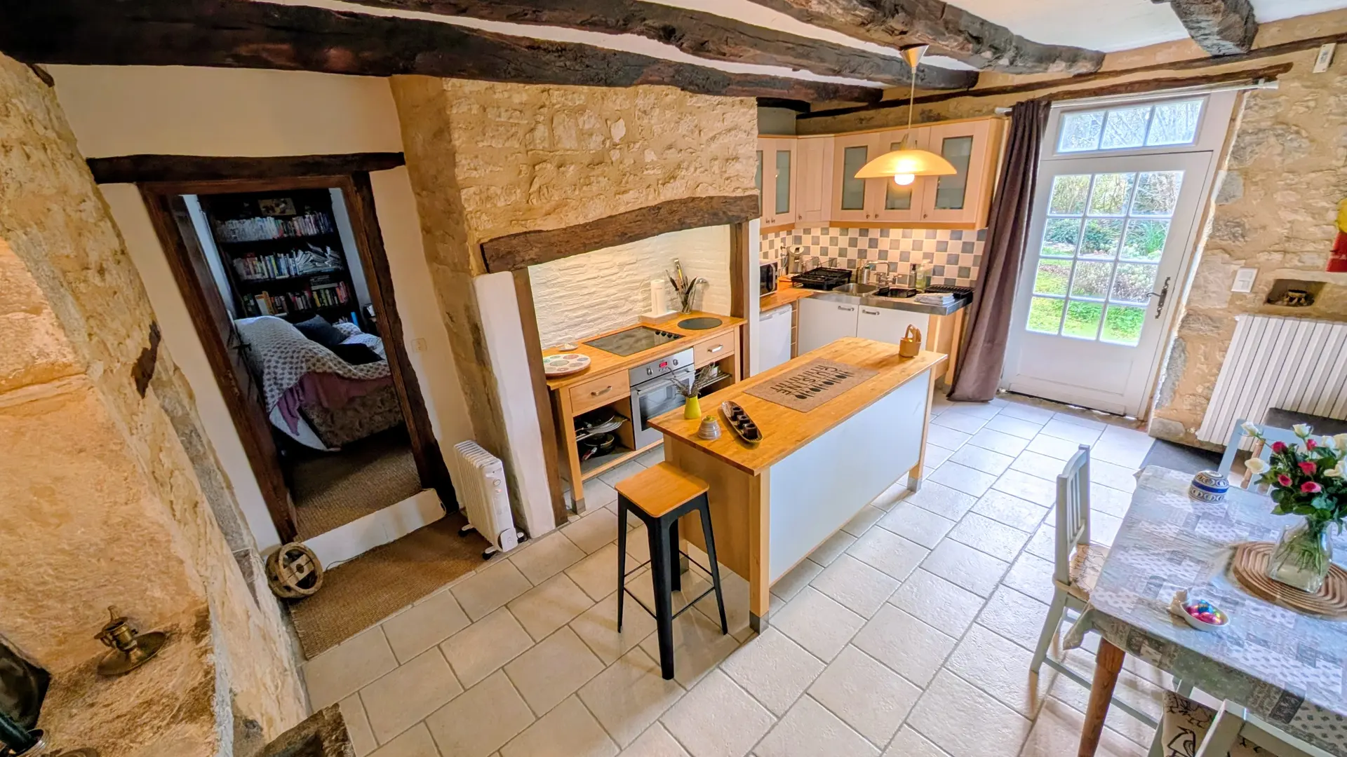 Entrée coin cuisine et accès chambre 1