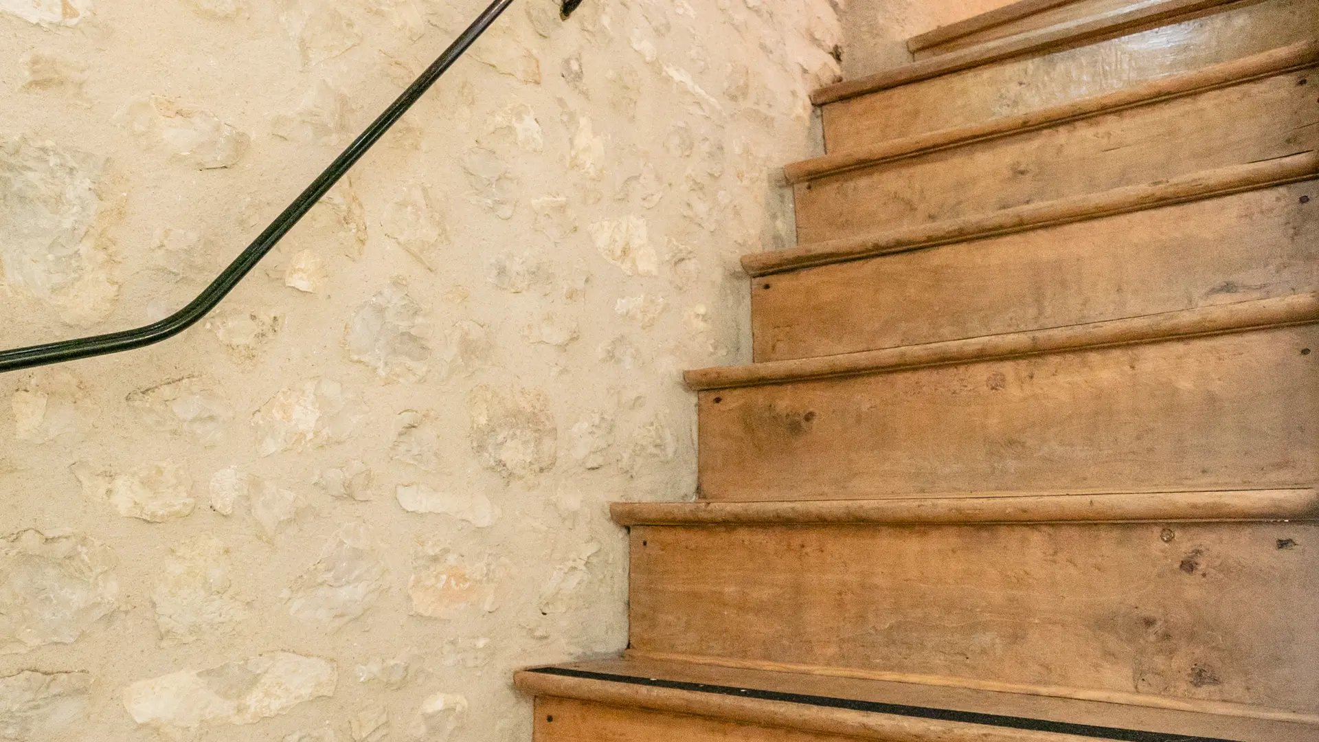 Escalier accès étage desservant salle d'eau et 3ème chambre
