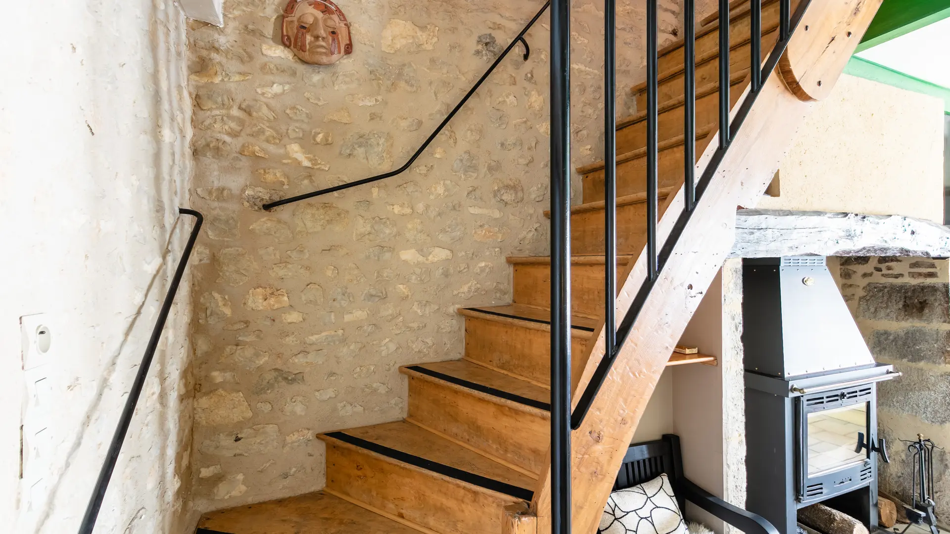 Escalier accès étage desservant salle d'eau et 3ème chambre
