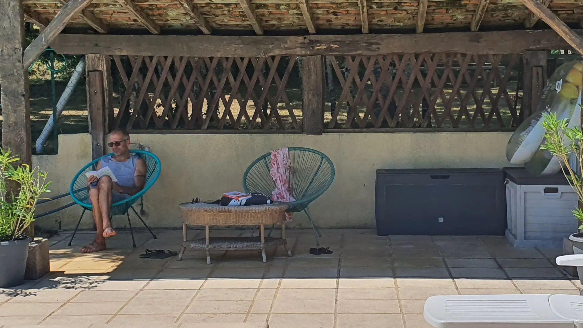 Espace détente au bord de la piscine