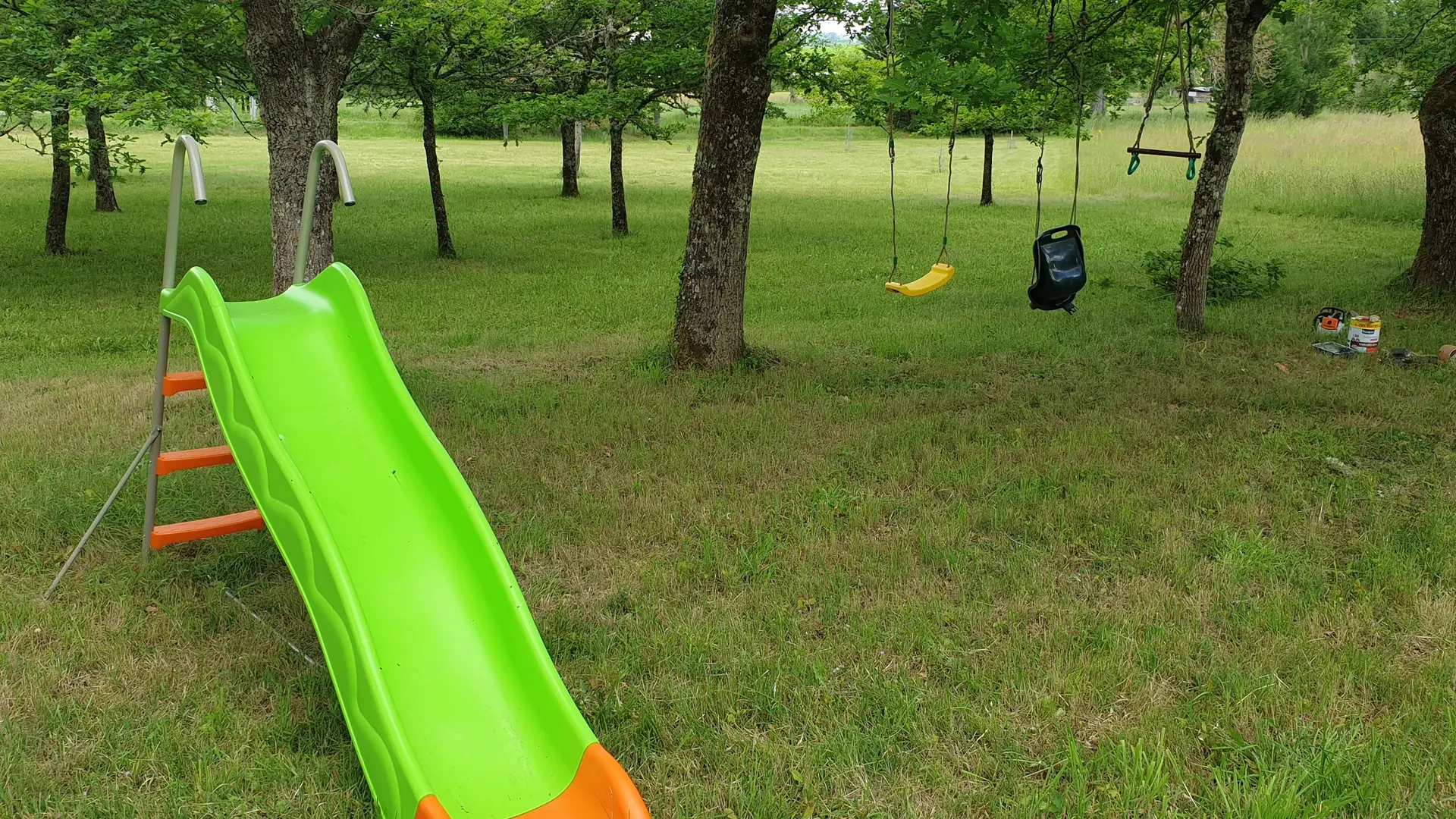 Espace jeux enfants toboggan et balançoires