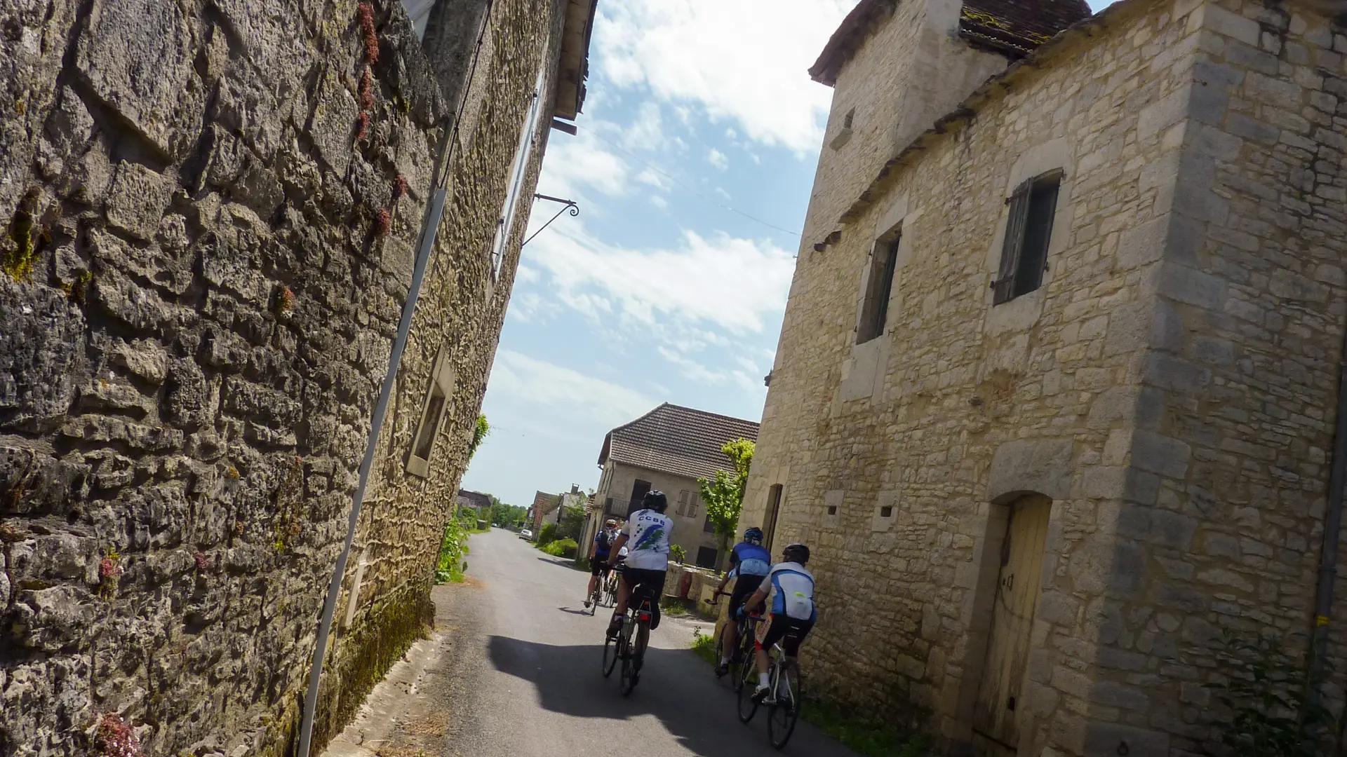 Espédaillac - Cyclistes dans les ruelles du village _10 © Lot Tourisme - C. Sanchez