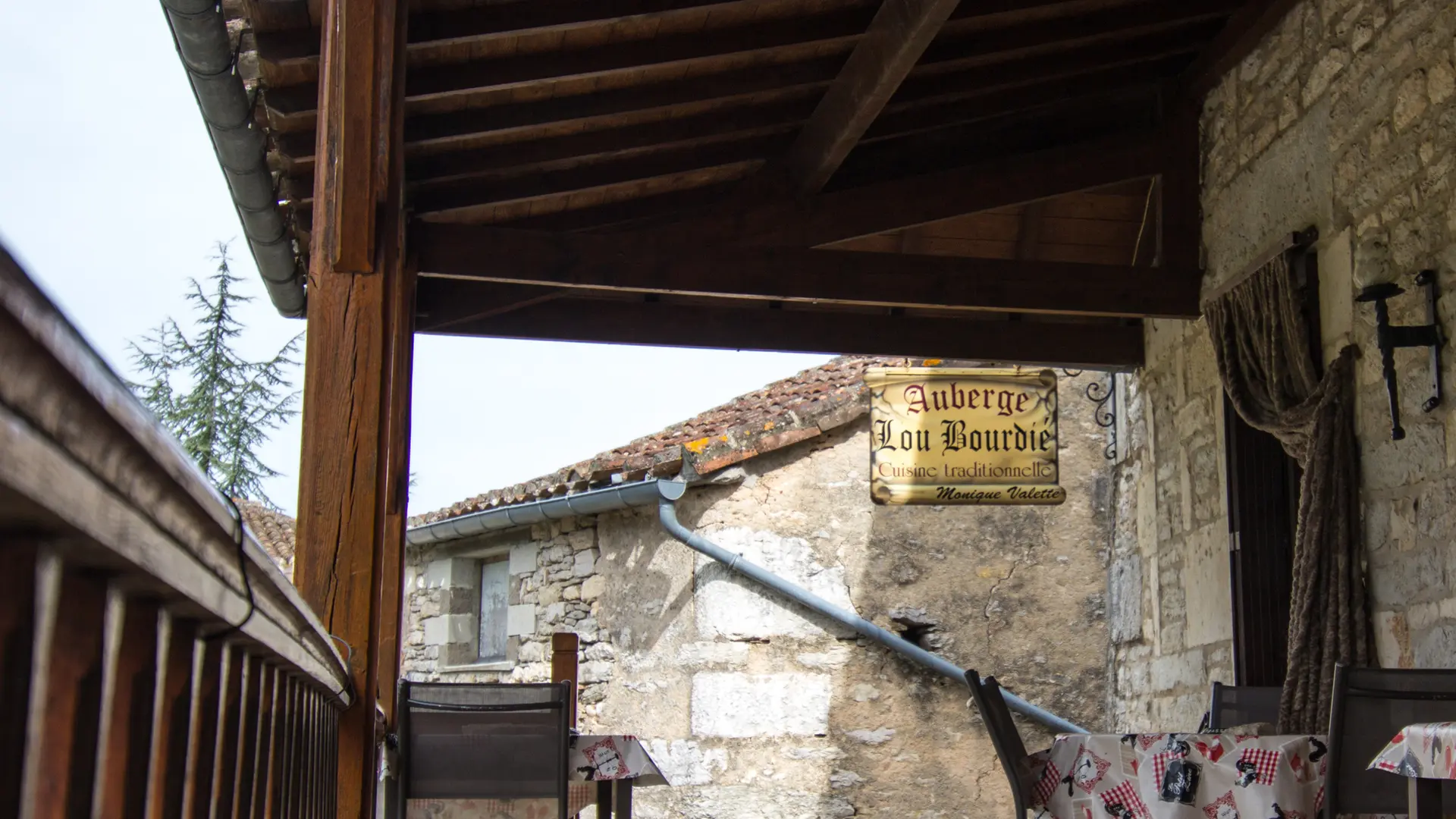 Extérieur du Restaurant Lou Bourdié à Bach ©© Lot Tourisme C. Novello 160414-115746