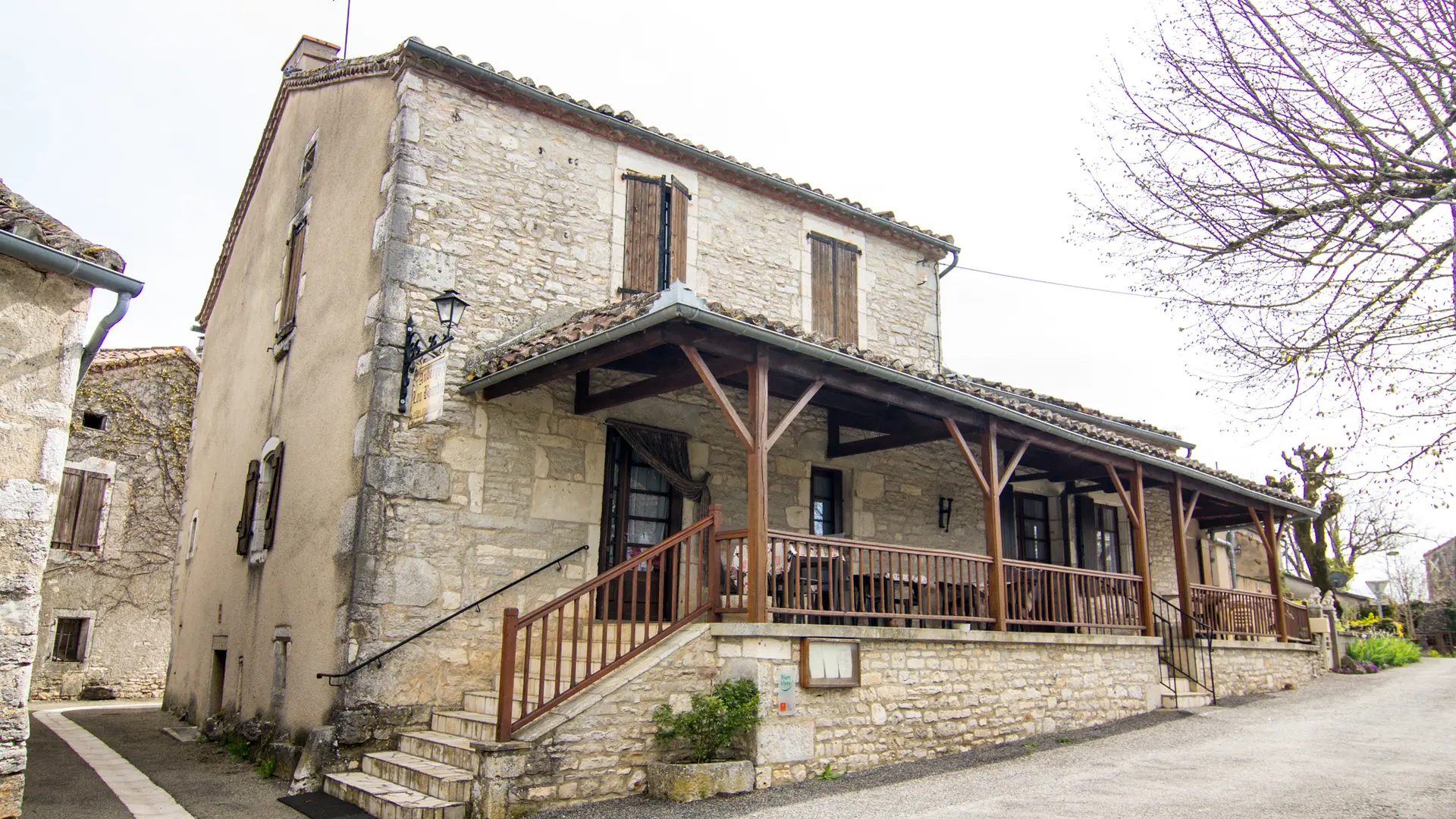 Extérieur du Restaurant Lou Bourdié à Bach ©© Lot Tourisme C. Novello 160414-115702