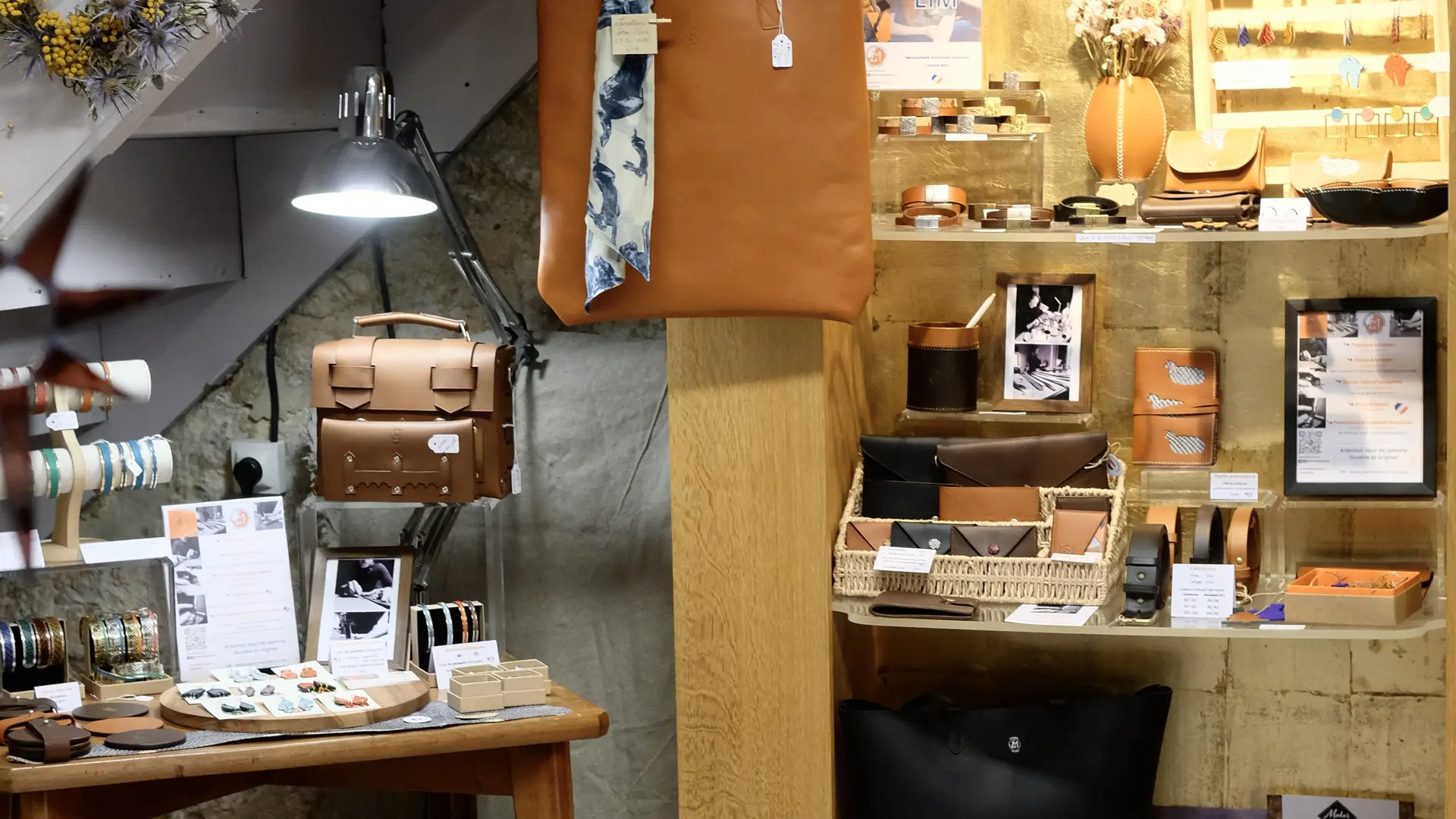 On trouve également de la maroquinnerie et des fleurs séchées