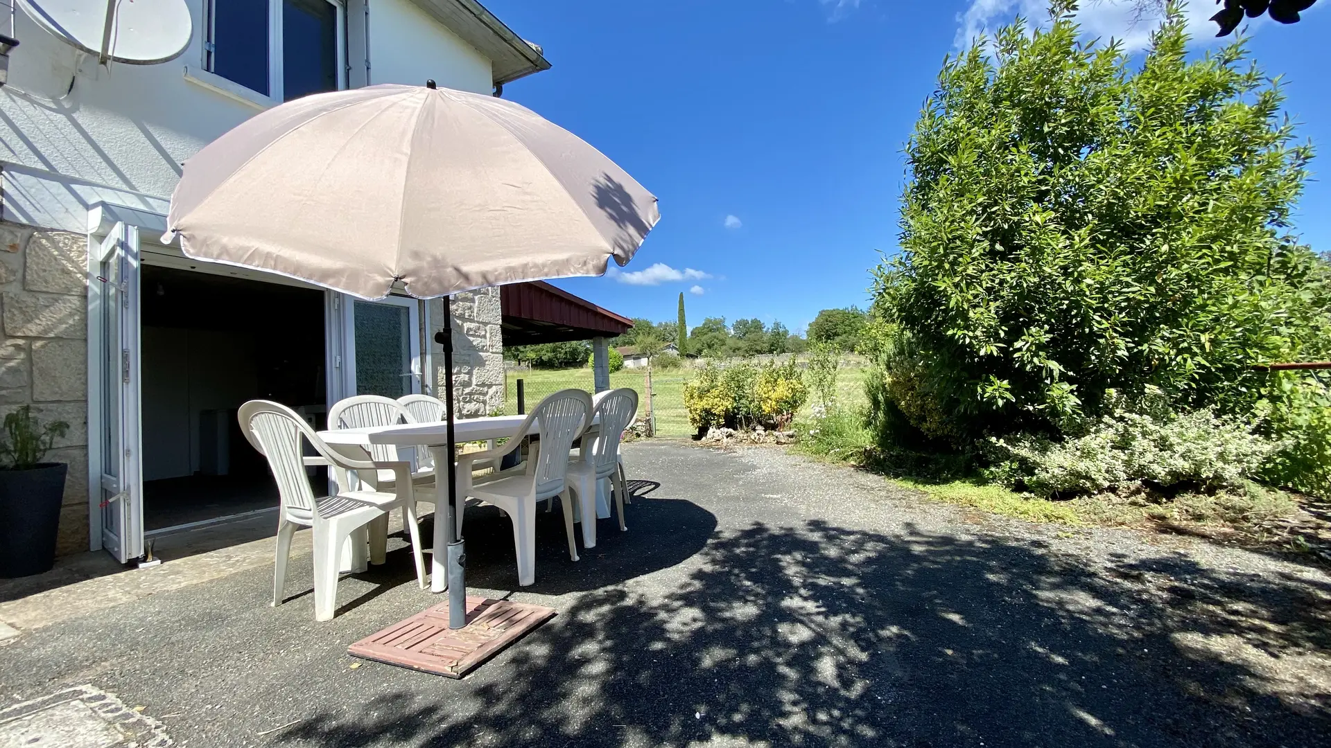 Terrasse et cuisine d'été au rez-de-chaussée