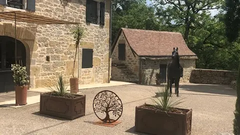 FACADE ARRIVEE ET PARKING