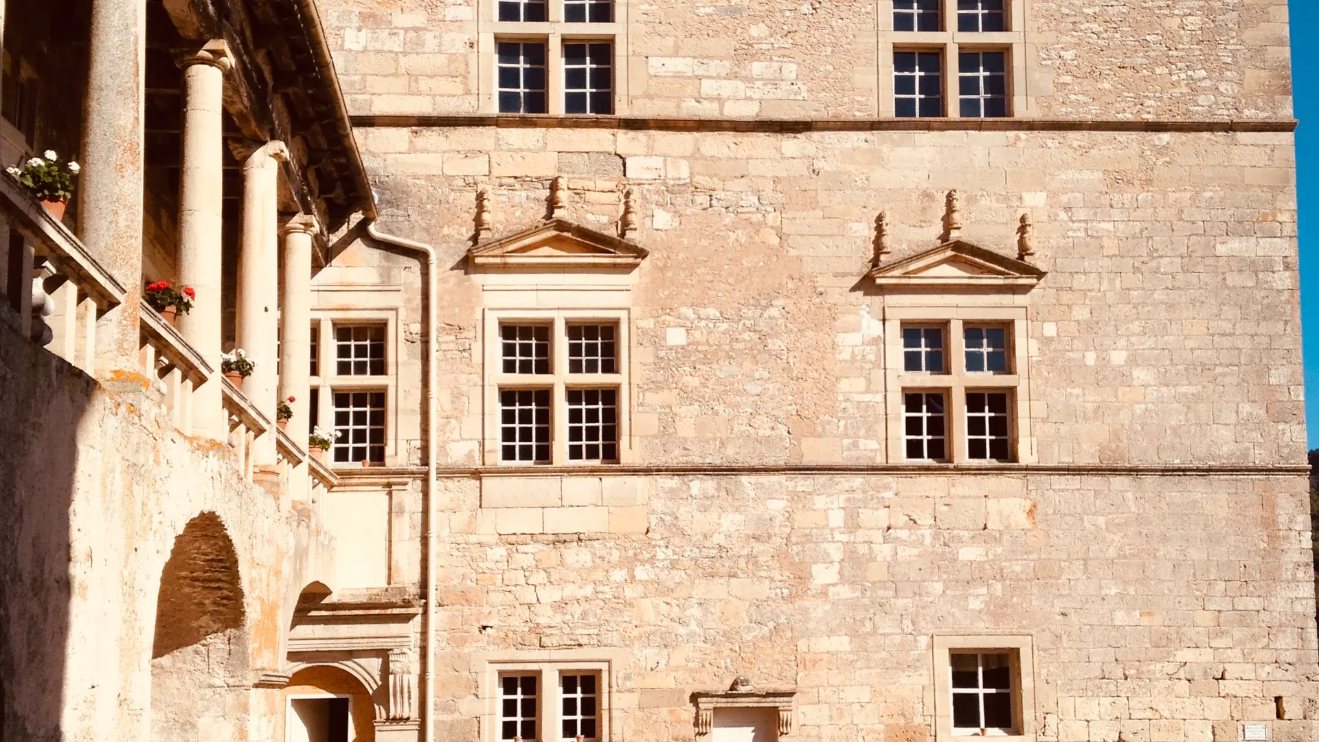 facade renaissance sur cour dominant le LOT