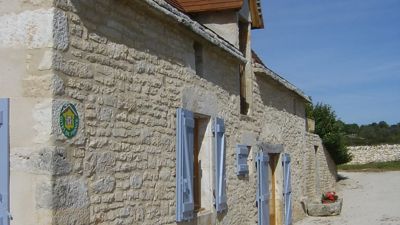 Façade avec fenêtre et porte fenêtre chambres