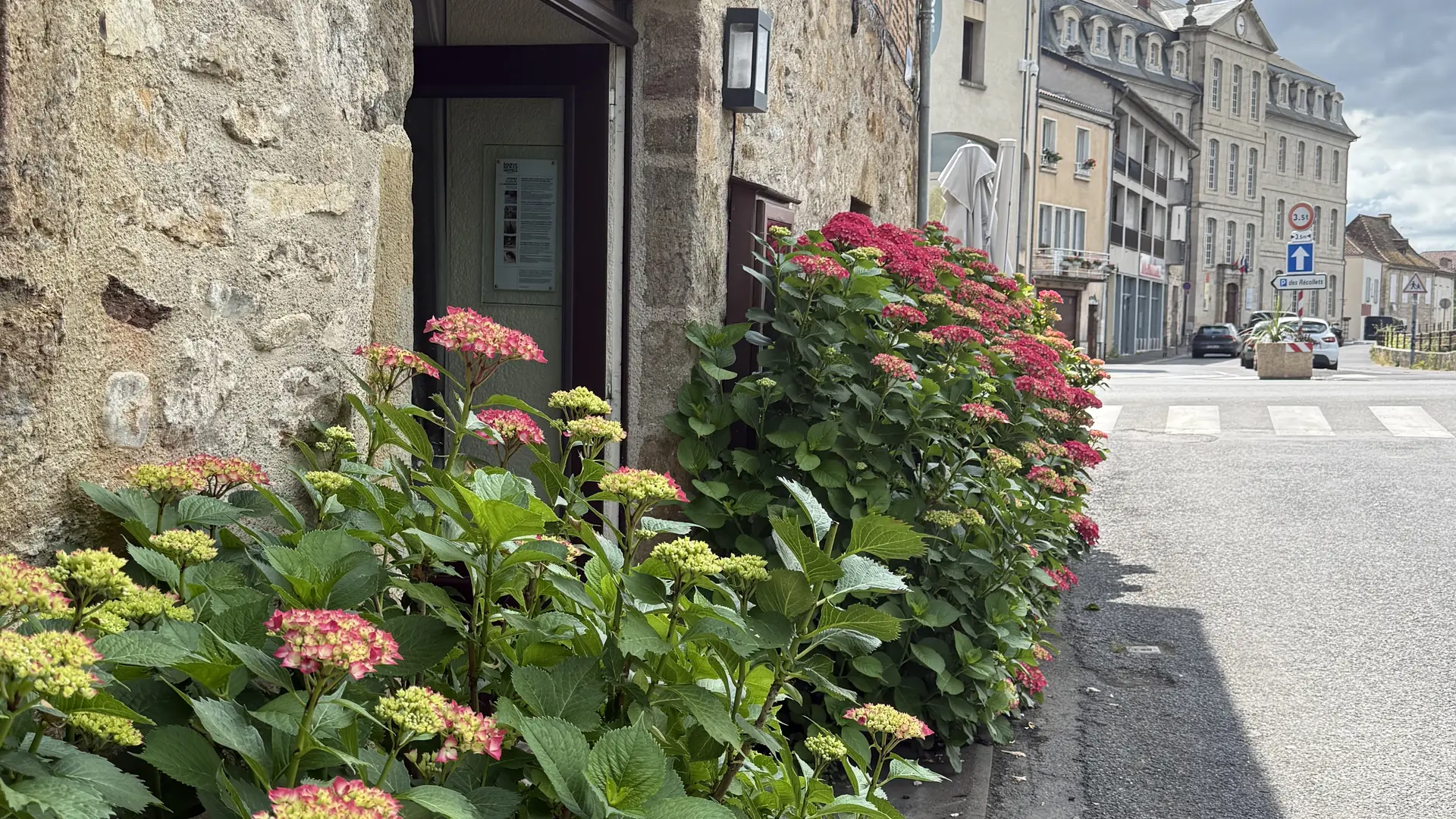 Façade fleurie de l’Hôtel Le Victor Hugo à Saint-Céré.