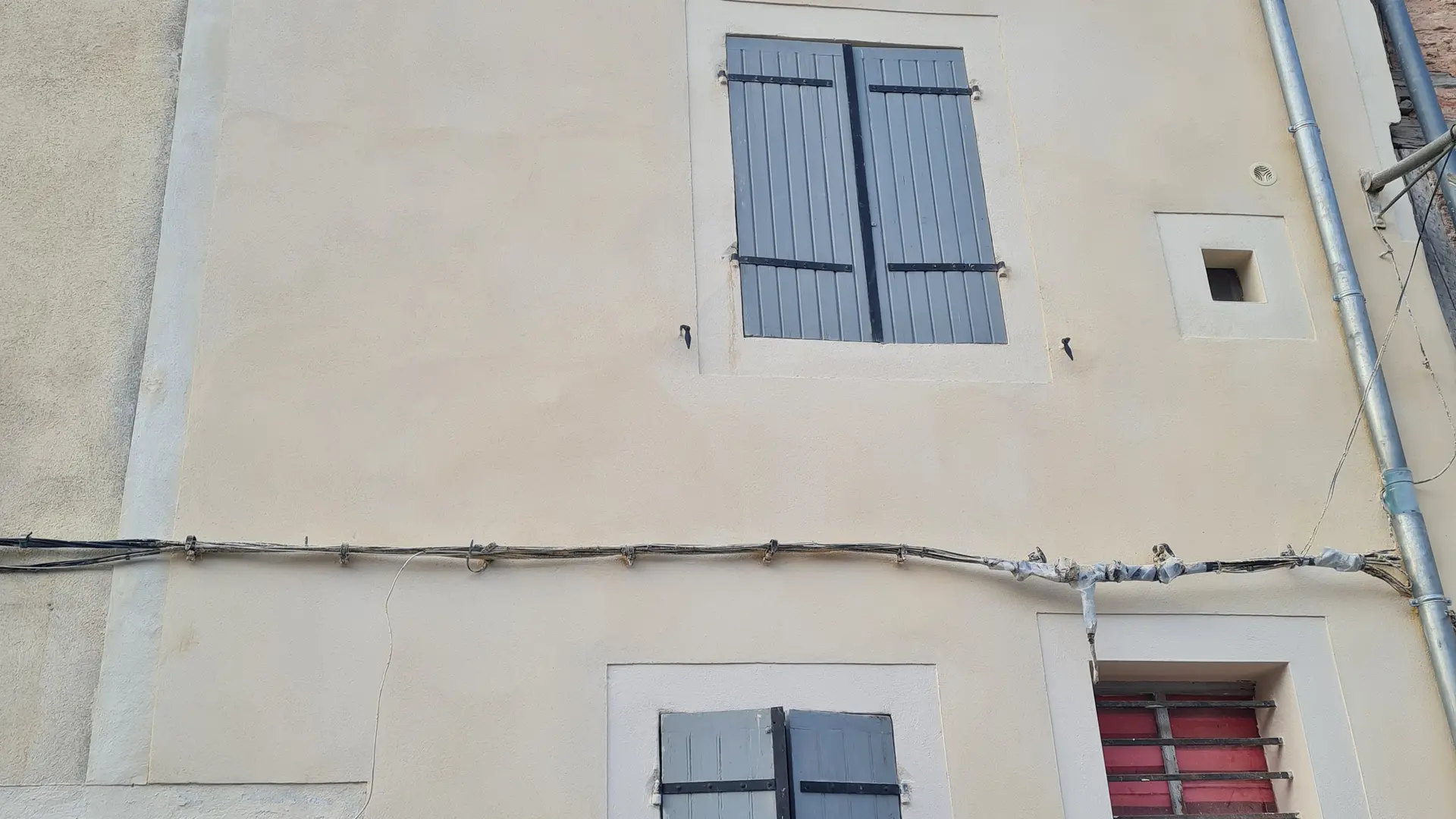 Façade sur la place Rousseau