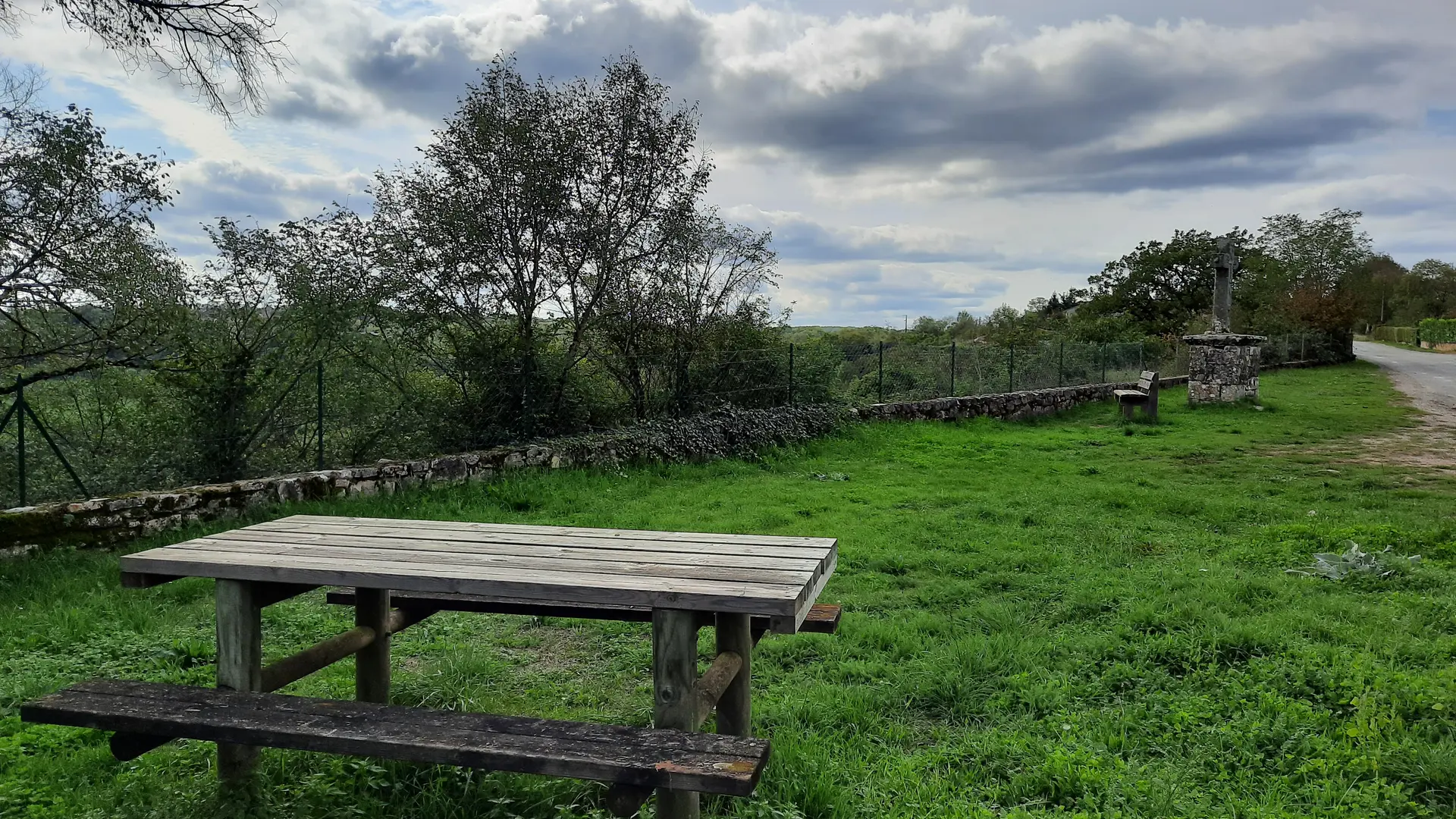 Faycelles - Table de pique-nique de Batut