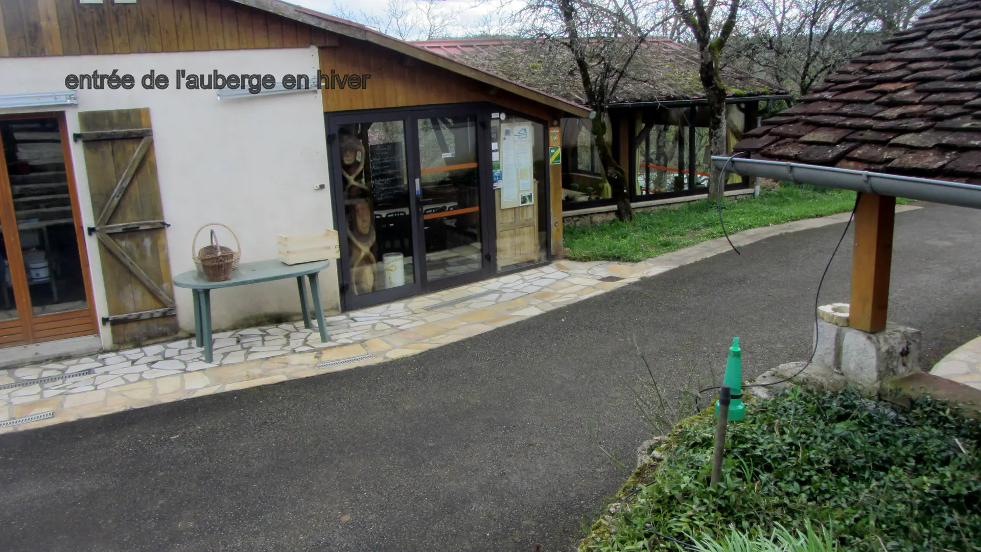 Ferme de Berle-Collonges-entree auberge en hiver