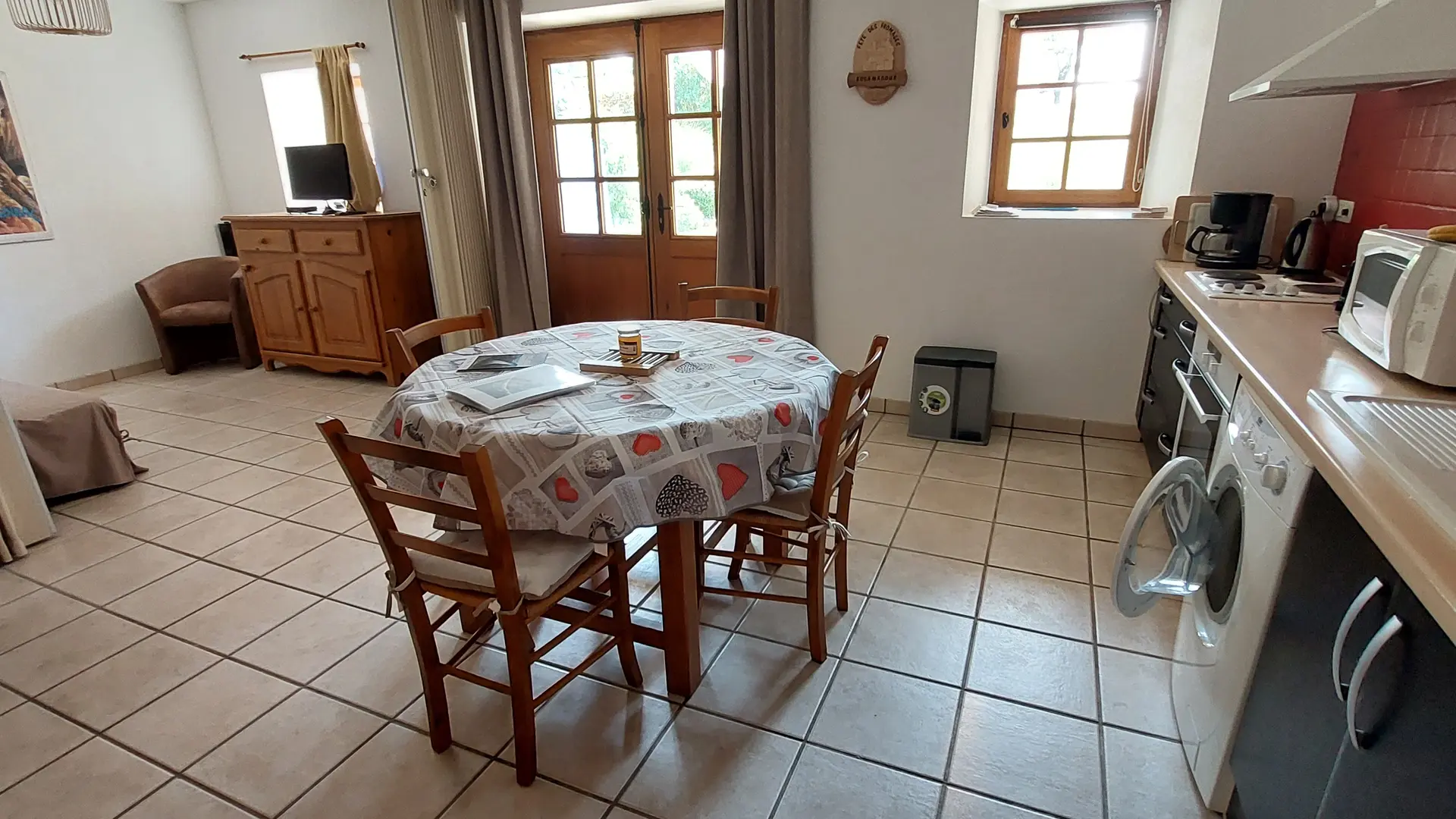 Espace salon cuisine Gite Durandal La Grange de Rocamadour
