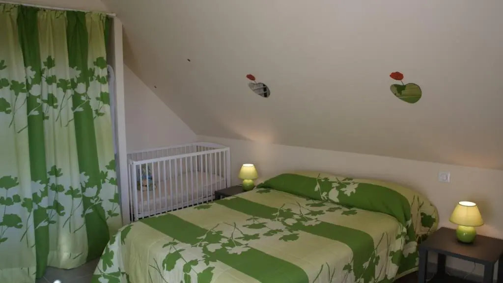 GITE LA VIGNE DU CAUSSE-St Julien Maumont -chambre