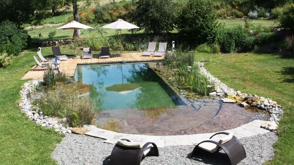 piscine naturelle commune aux hôtes du Hameau du Quercy