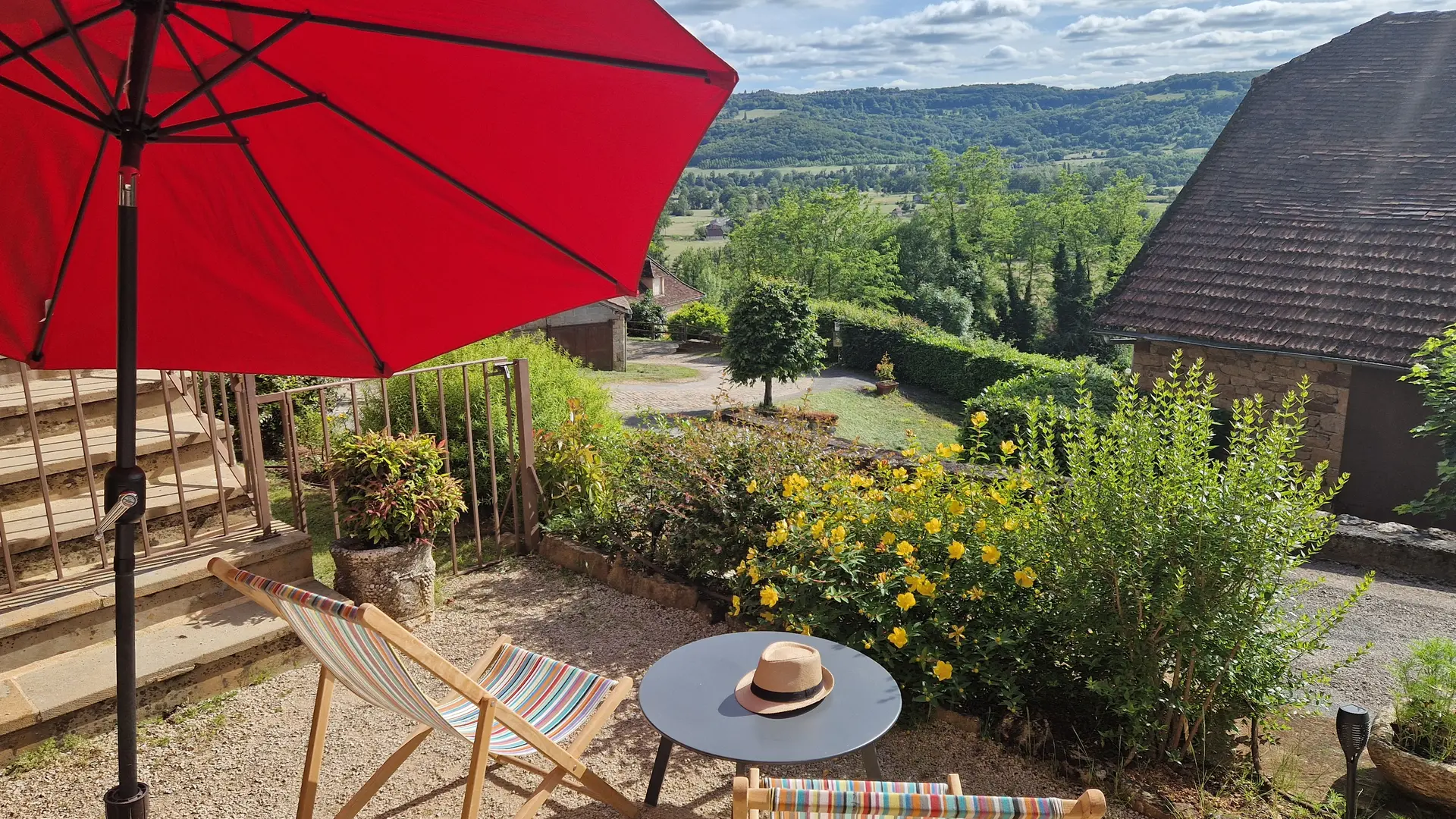 Terrasse avec vue sur la vallée