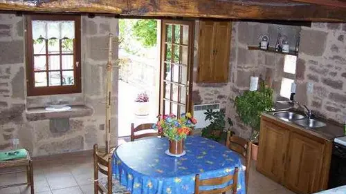 Gite-Bernical-Lanteuil_salleAManger