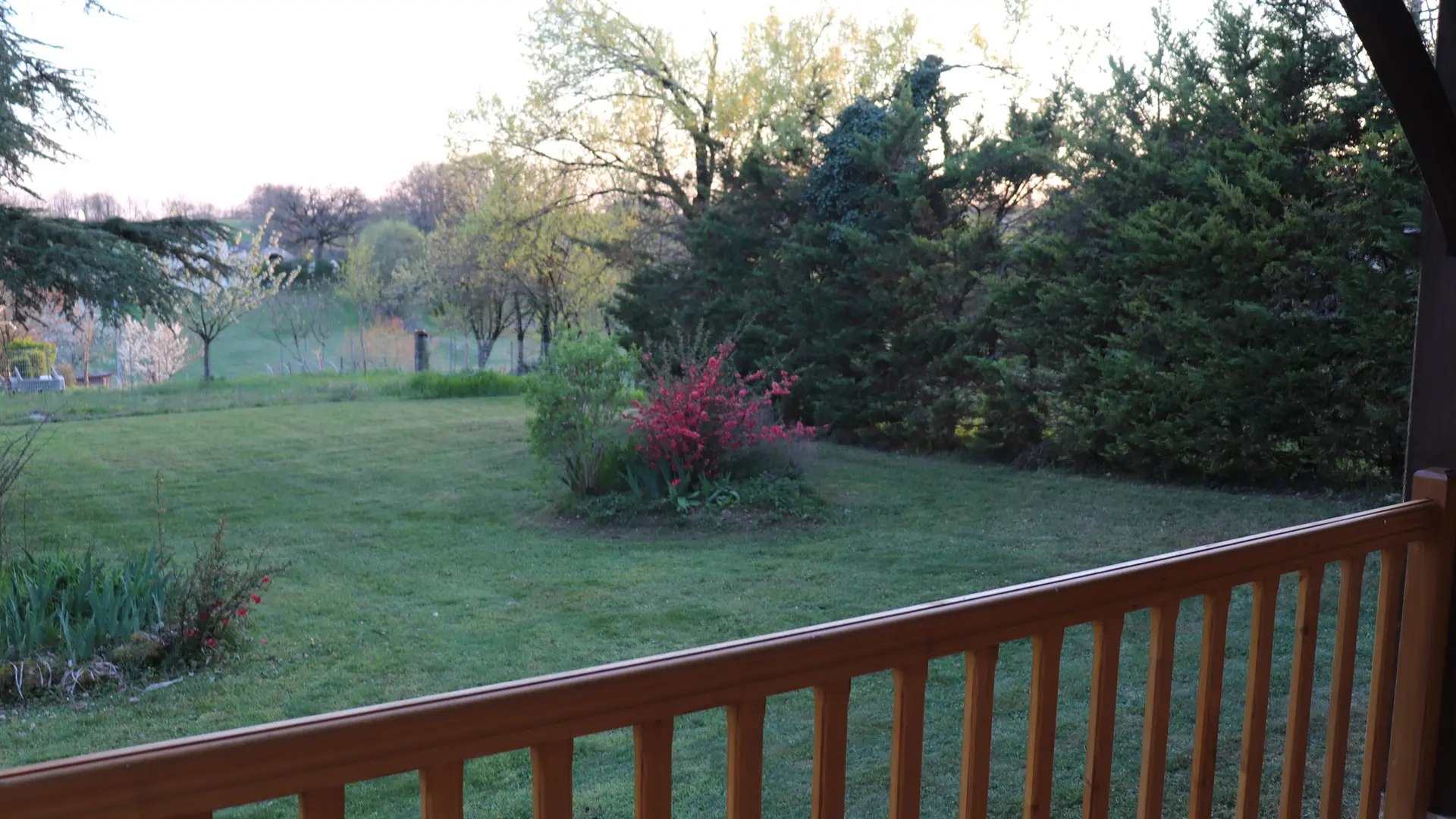 Gîte Chez Jeanne - jardin cote terrasse 3