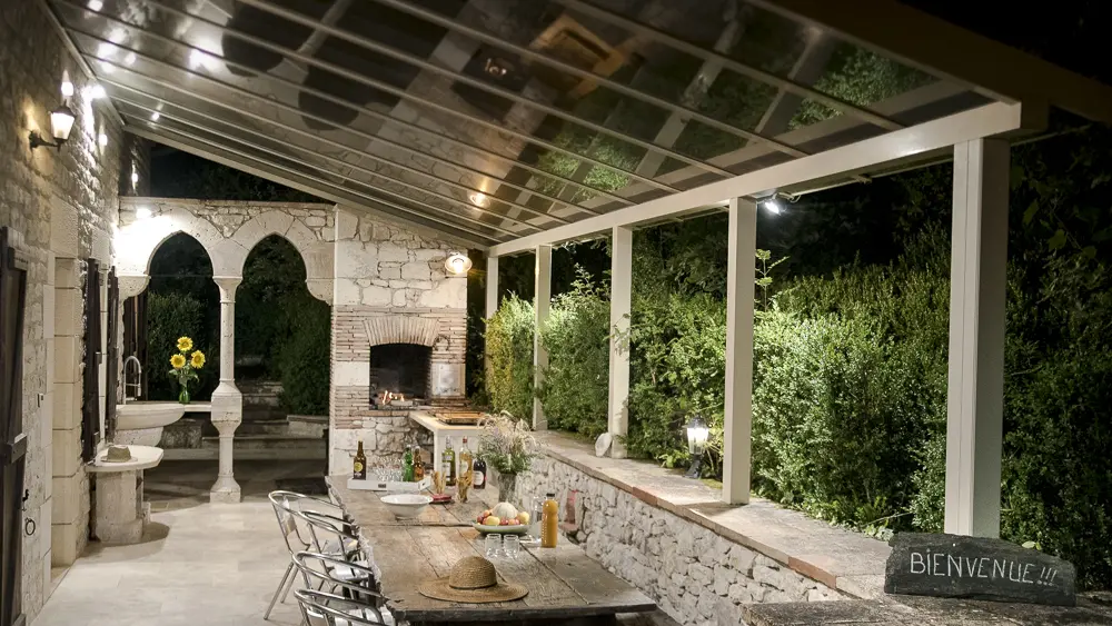 Grande terrasse couverte avec son barbecue