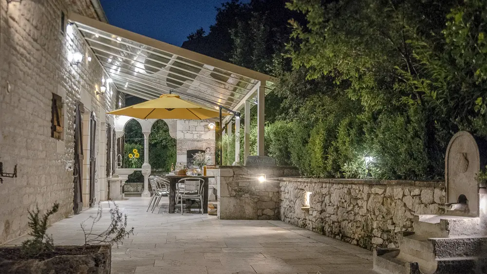 Grande terrasse couverte avec son barbecue