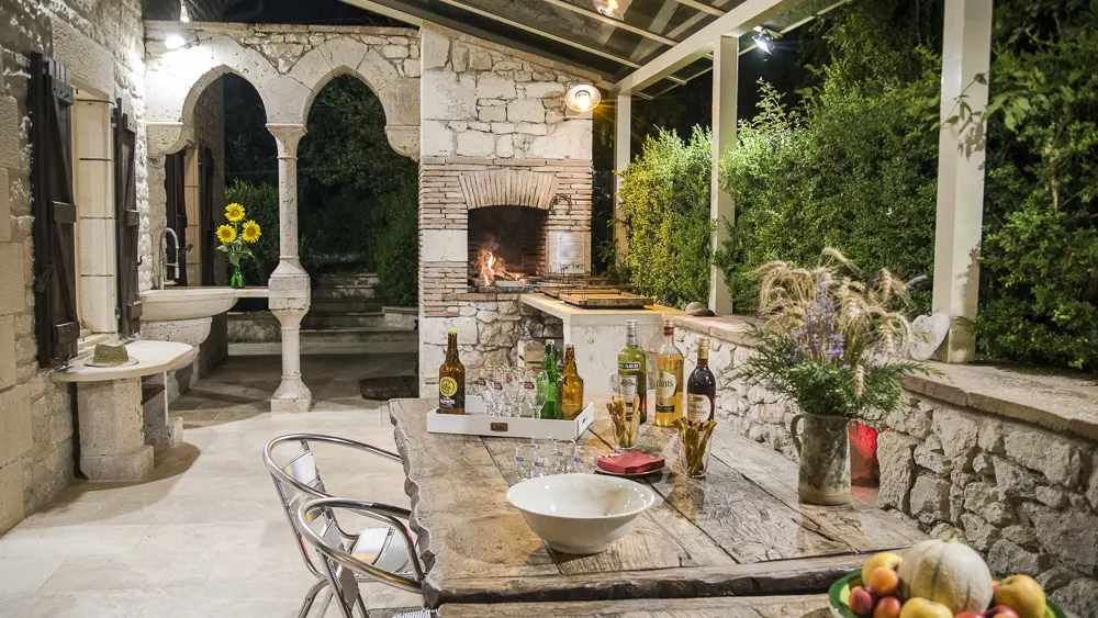 Grande terrasse couverte avec son barbecue