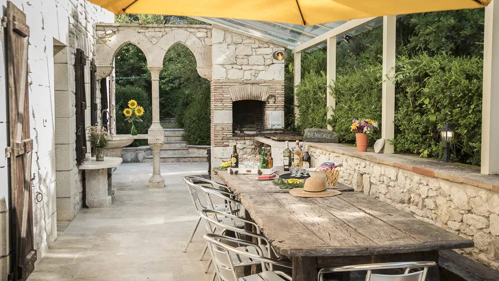 Grande terrasse couverte avec son barbecue