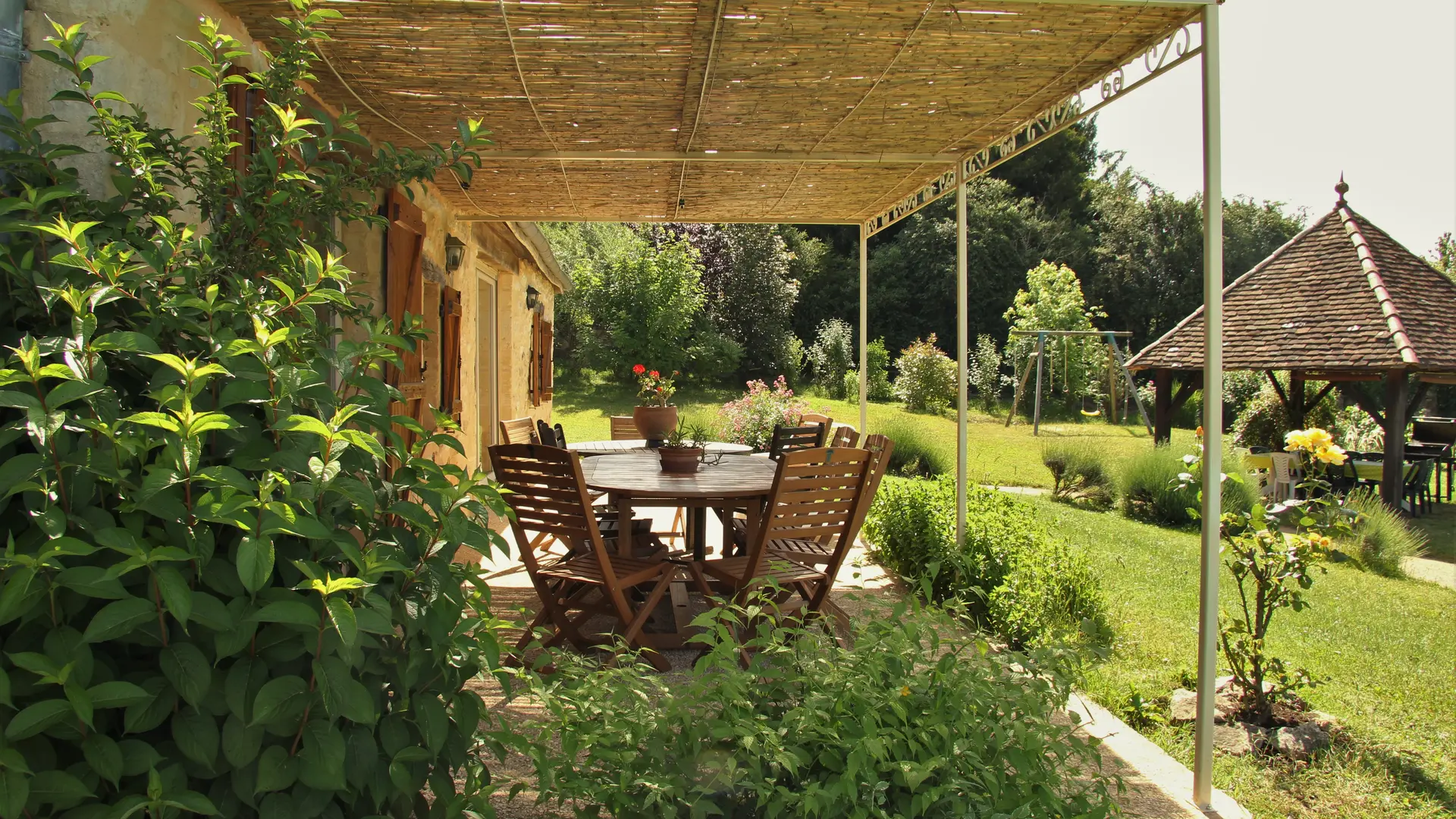 Grande terrasse exterieure ombragée