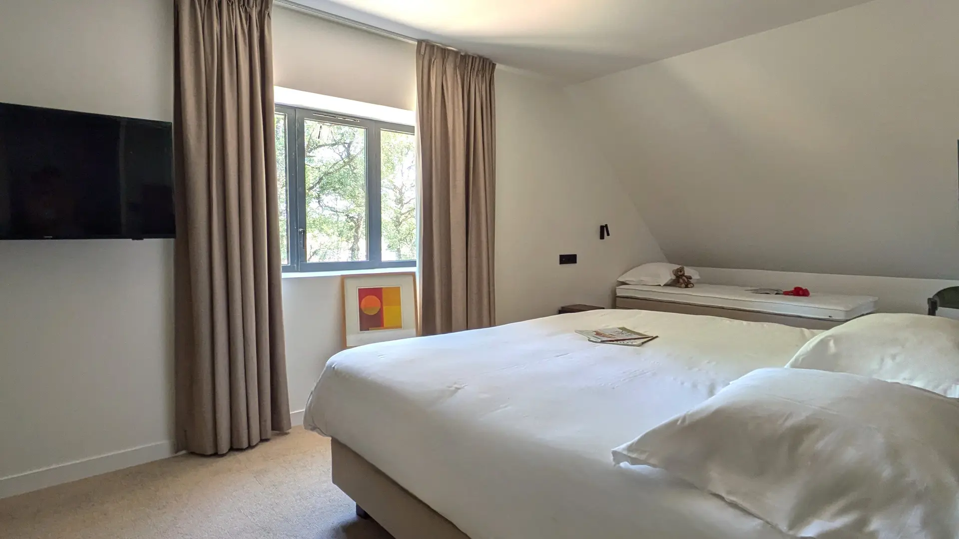 Chambre lumineuse et confortable