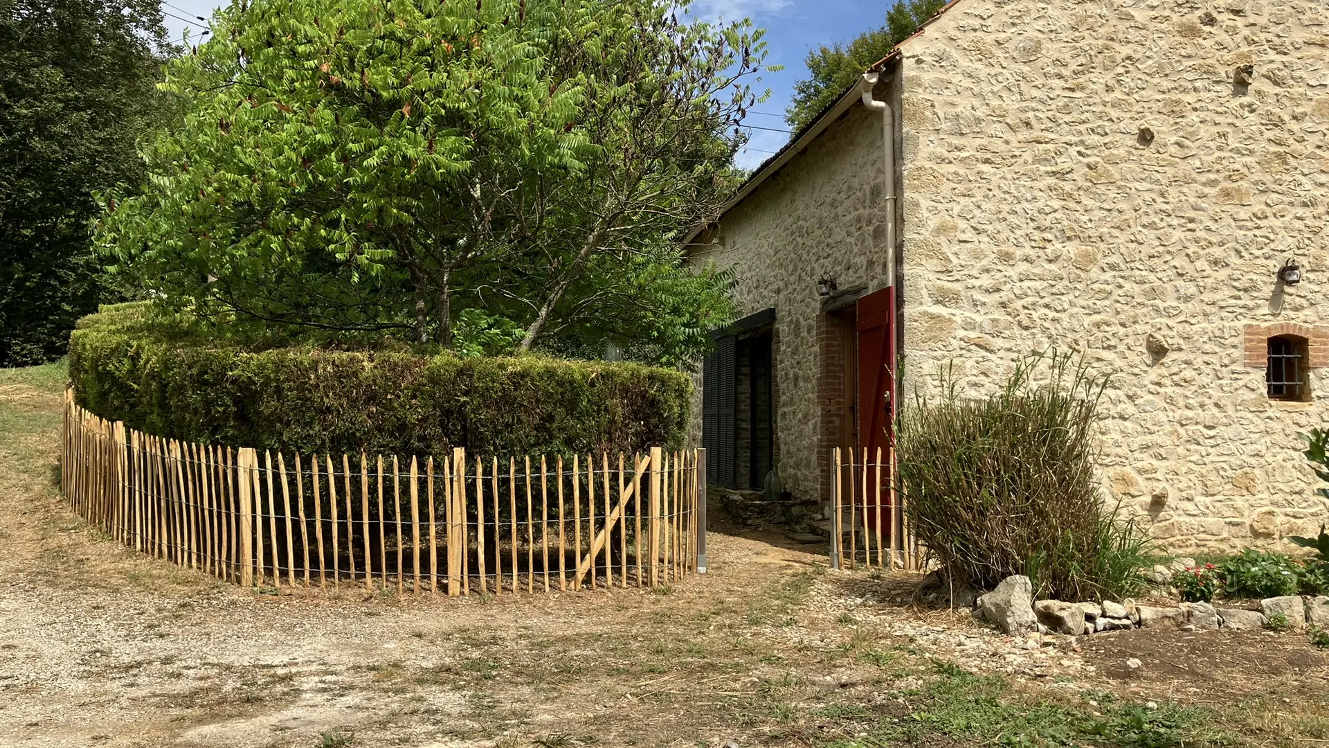 Vue Entrée et jardin cloturé