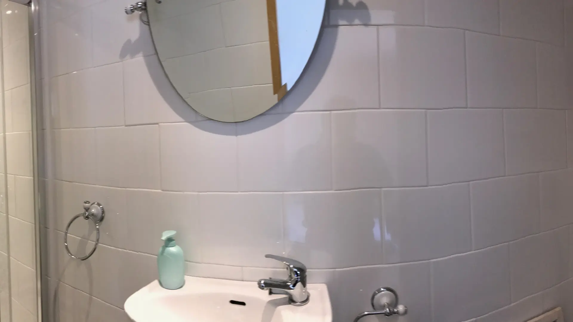 salle d'eau rdc chambre lits de 90 avec wc