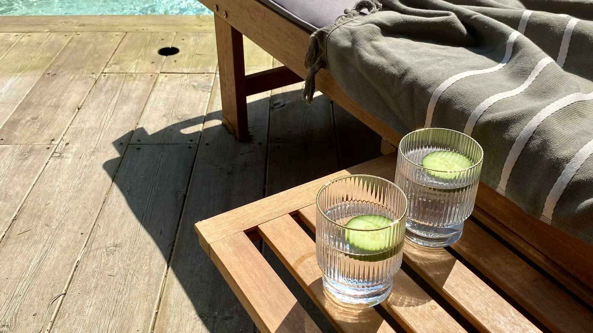 Rafraichissement au bord de la piscine